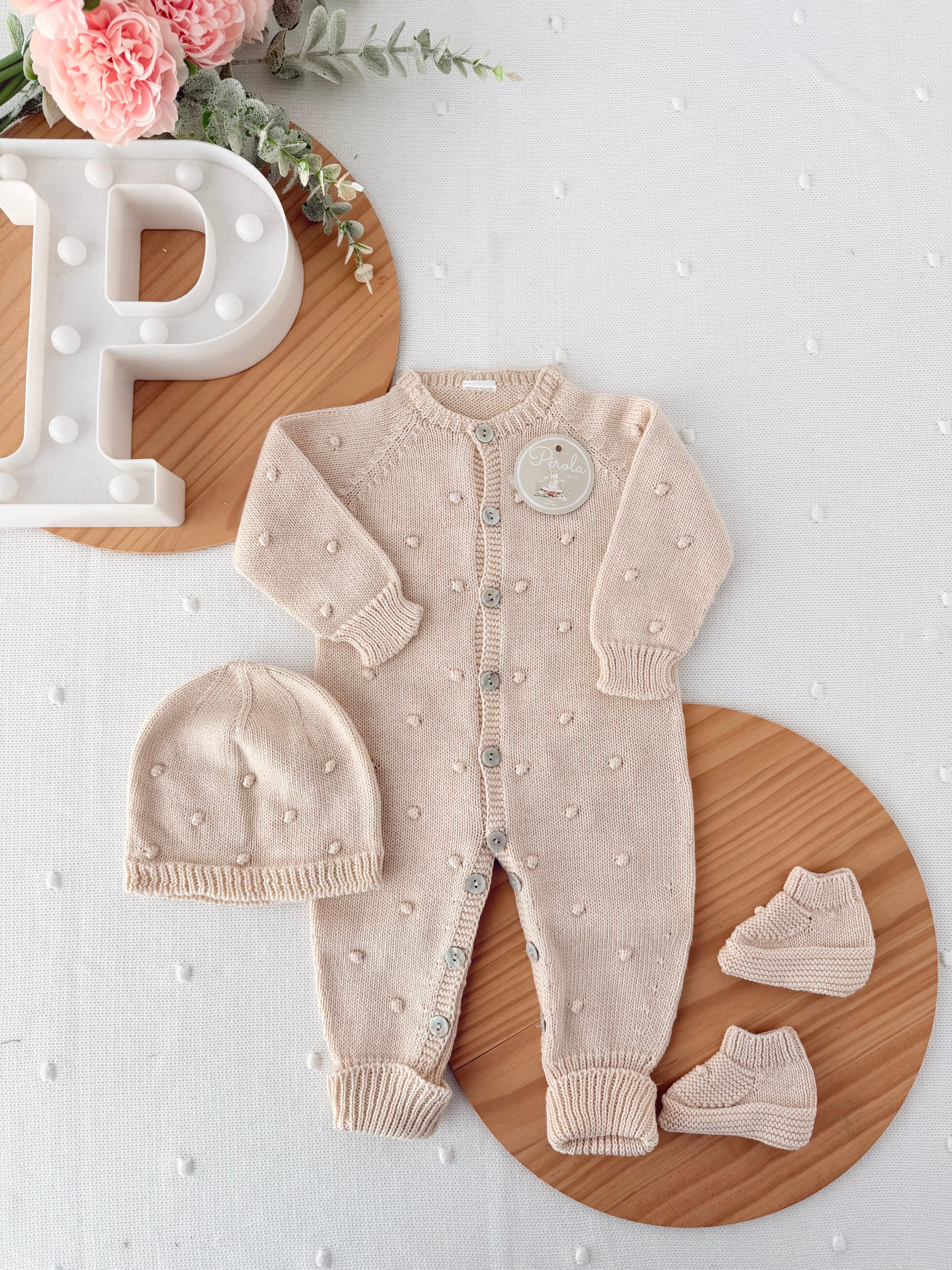 Conjunto bolinhas unissexo: macacão, gorro e carapins de malha algodão 3M e 6M