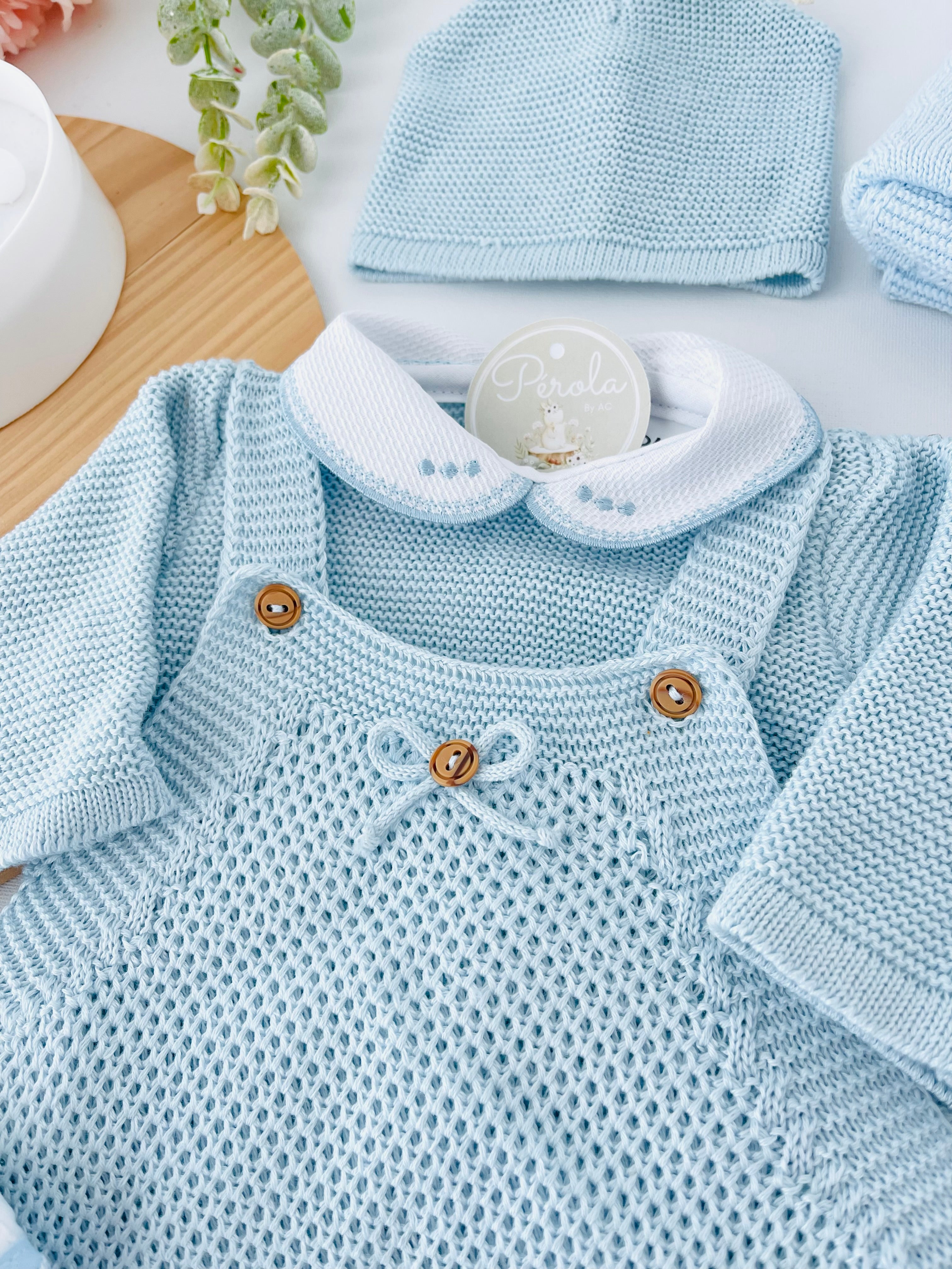 Saída de maternidade laço: jardineiras, camisola e gorro