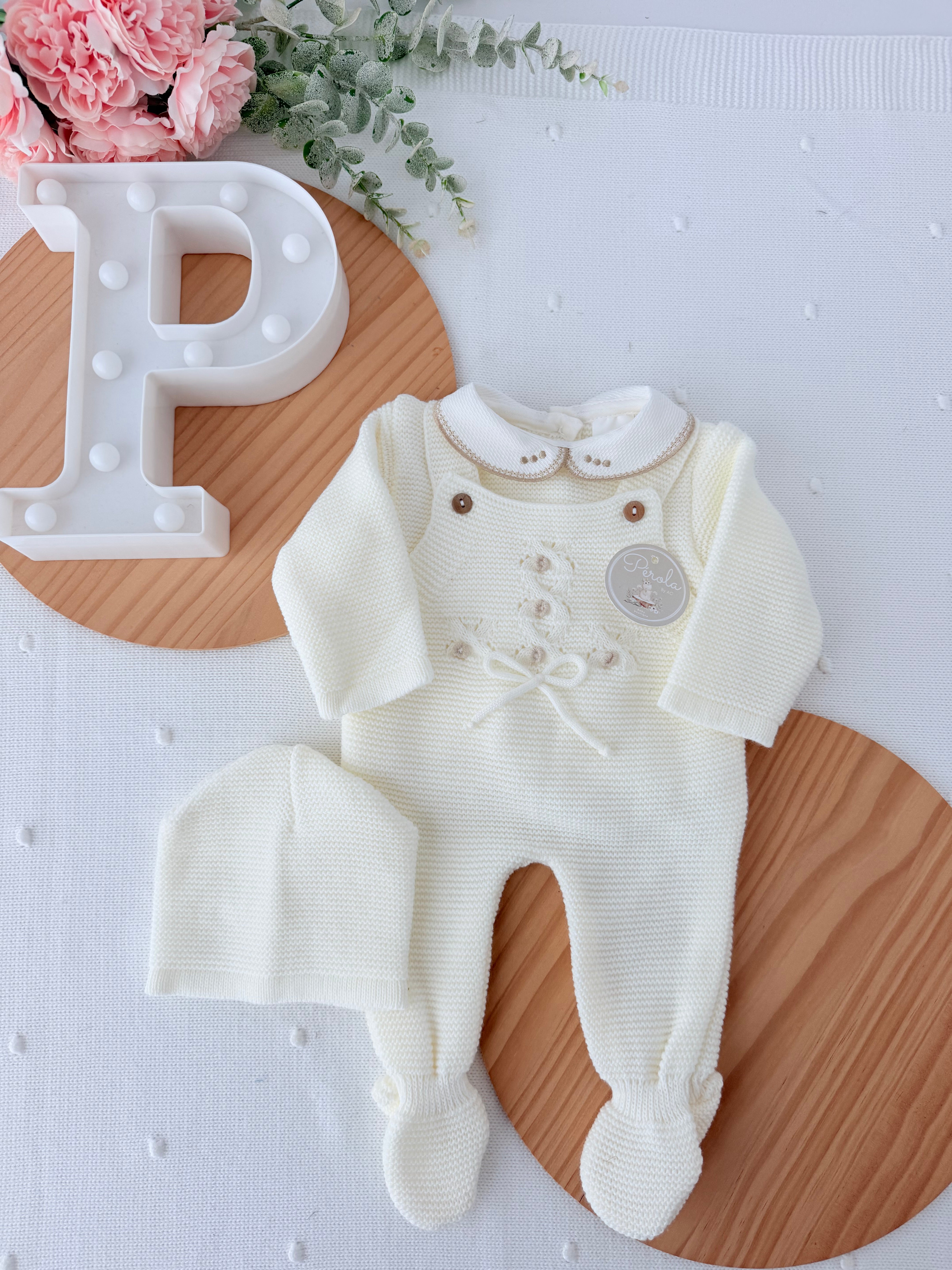 Saídas de maternidade: jardineiras, camisola e gorro outono inverno
