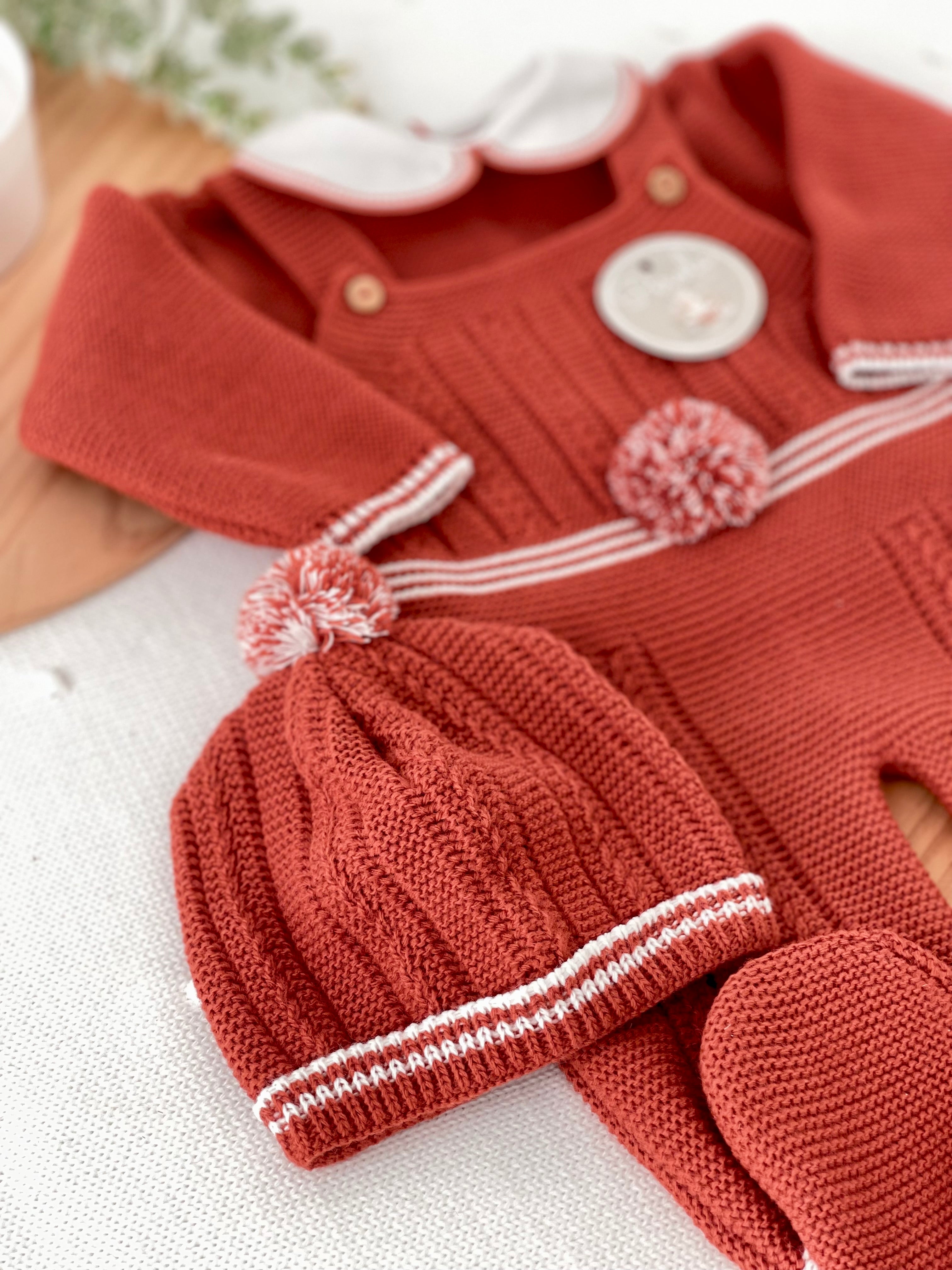 Conjunto Pompom Tijolo: jardineiras, camisola e gorro