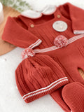 Conjunto Pompom Tijolo: jardineiras, camisola e gorro