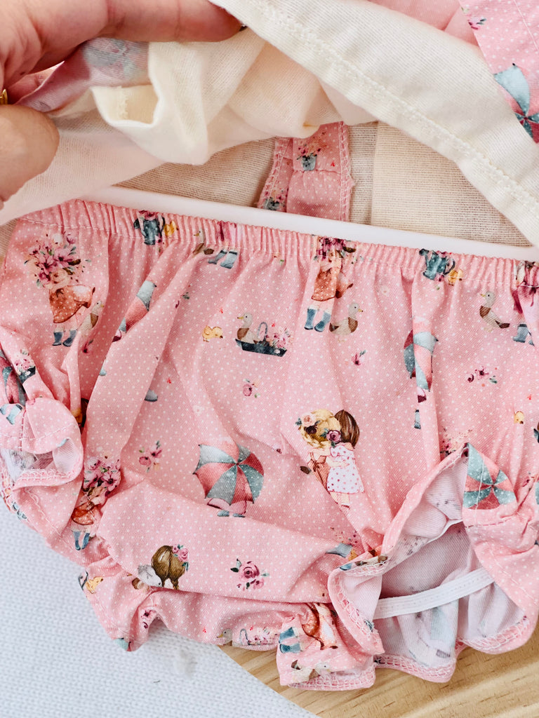 Conjunto bonequinha: vestido e tapa fraldas