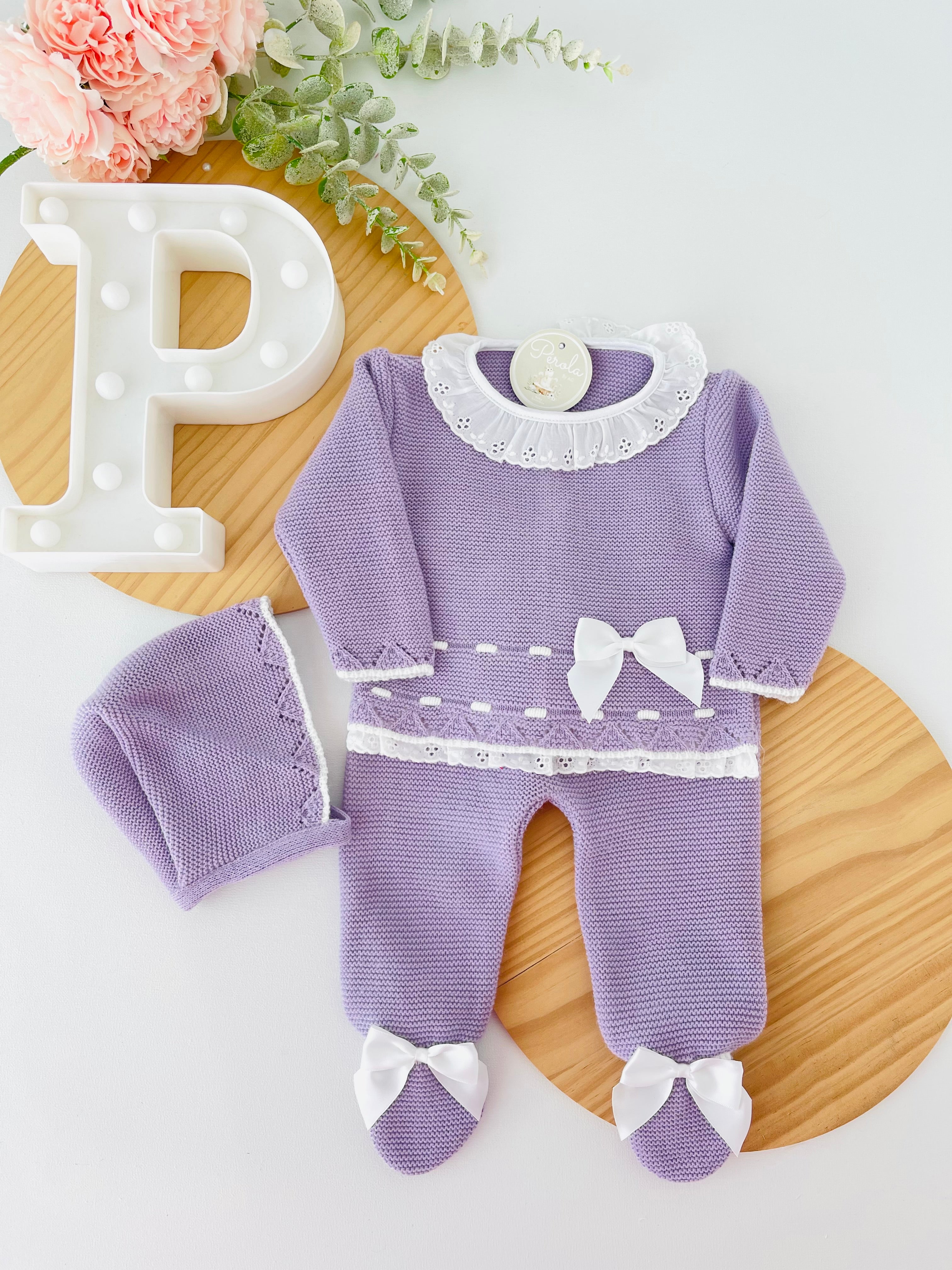 Conjunto rendinha lilás: camisola, calças e touca
