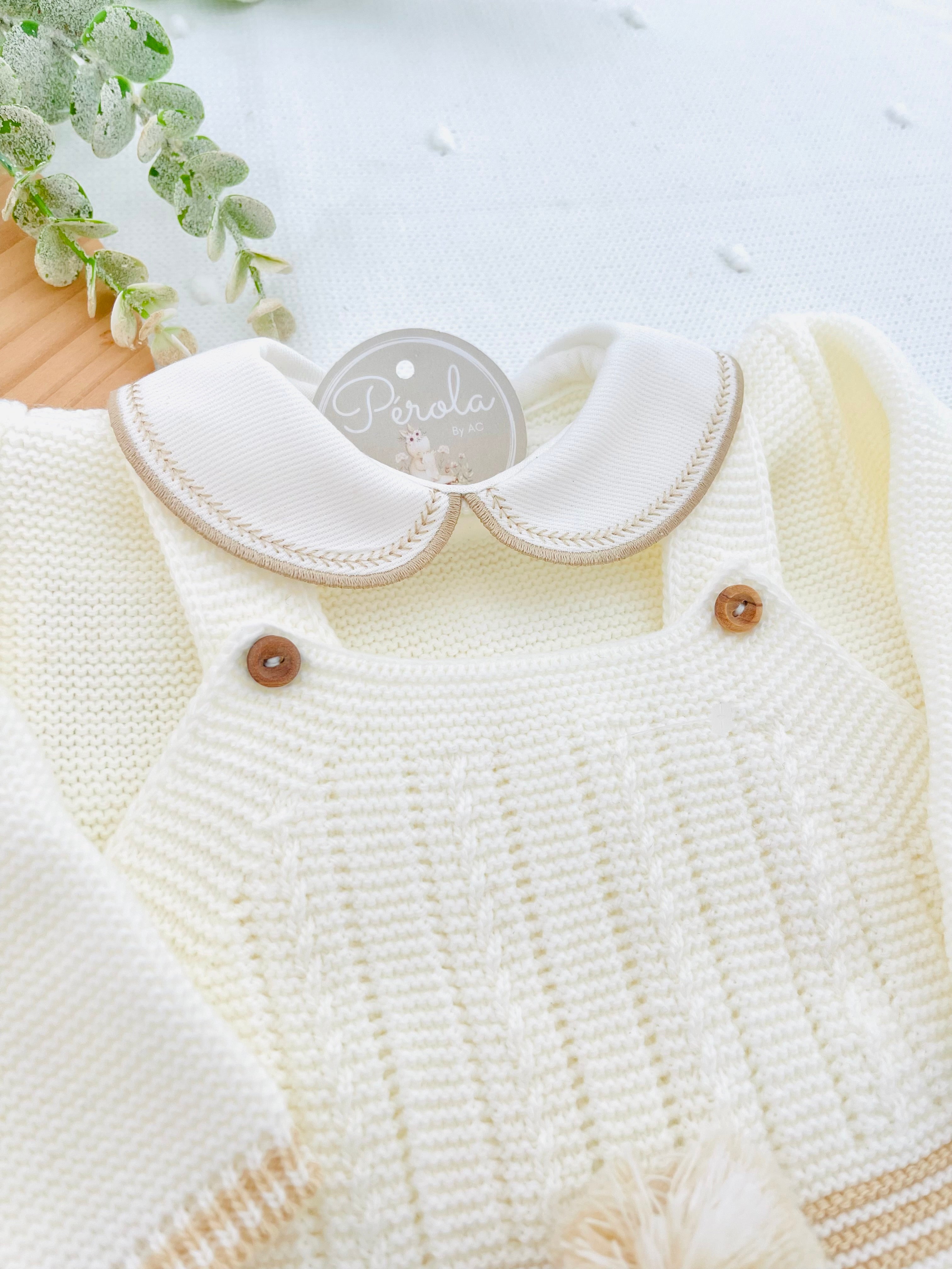 Conjunto Pompom Pérola: jardineiras, camisola e gorro