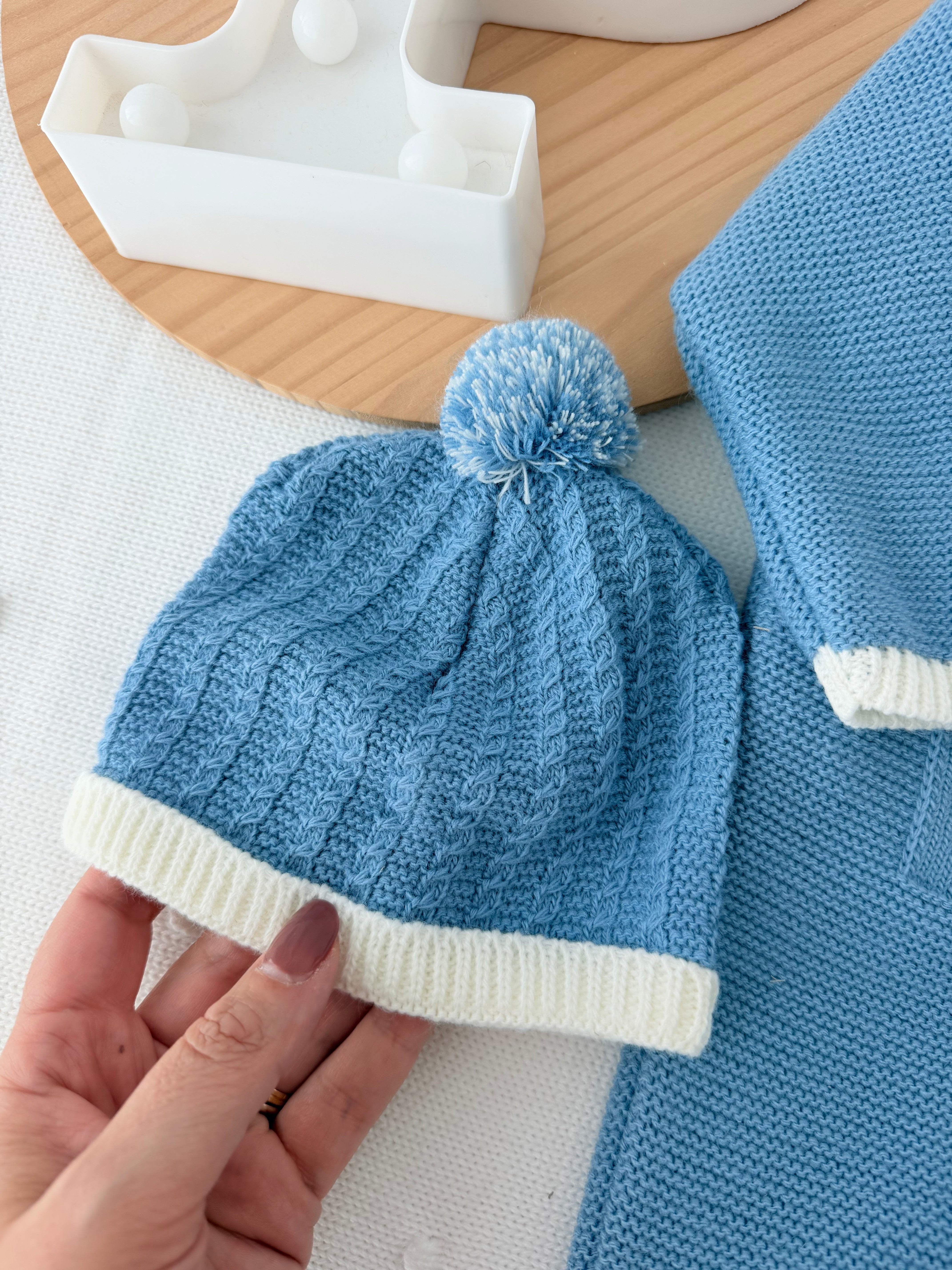 Saída de maternidade azul cobalto: jardineiras, camisola e gorro malha quentinha