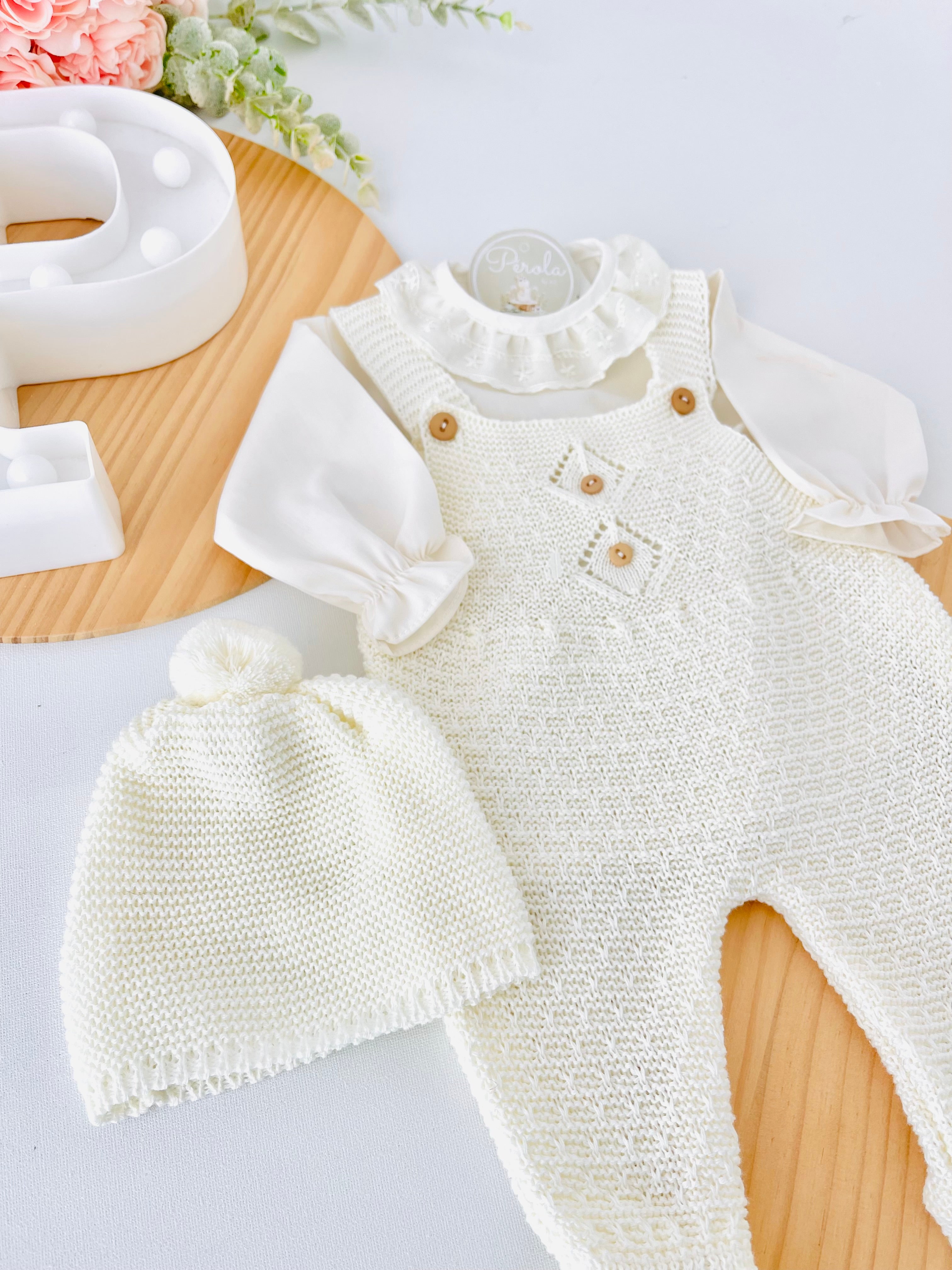 Saída de maternidade: blusa, gorro e jardineiras pé