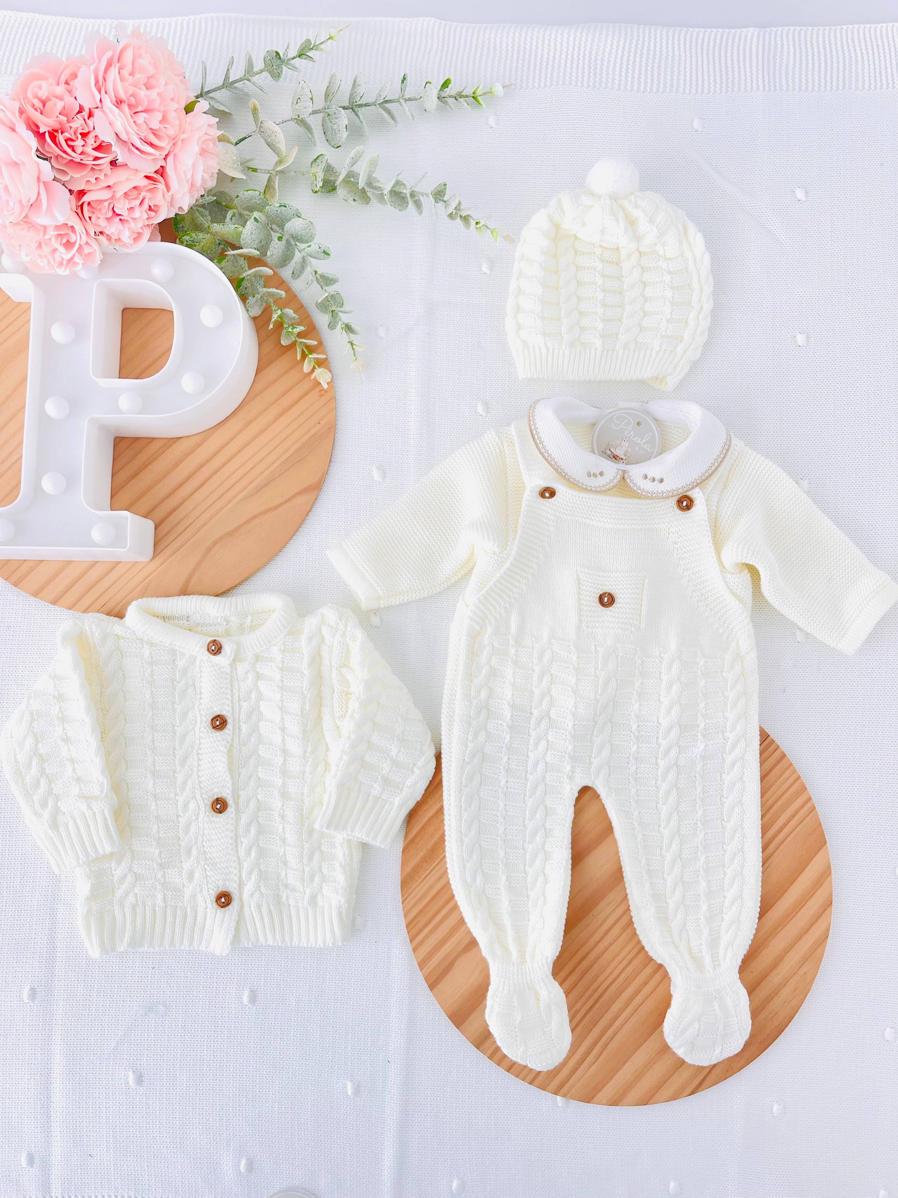 Saída de maternidade Aconchego 4 peças: casaco, jardineiras, camisola e gorro