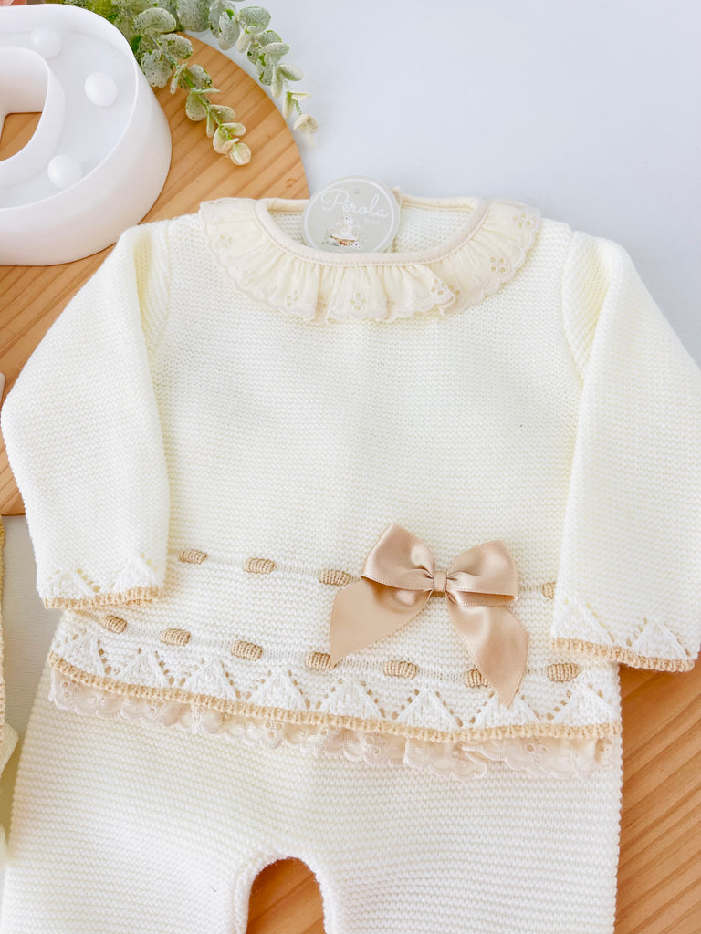 Conjunto rendinha pérola: camisola, calças e touca