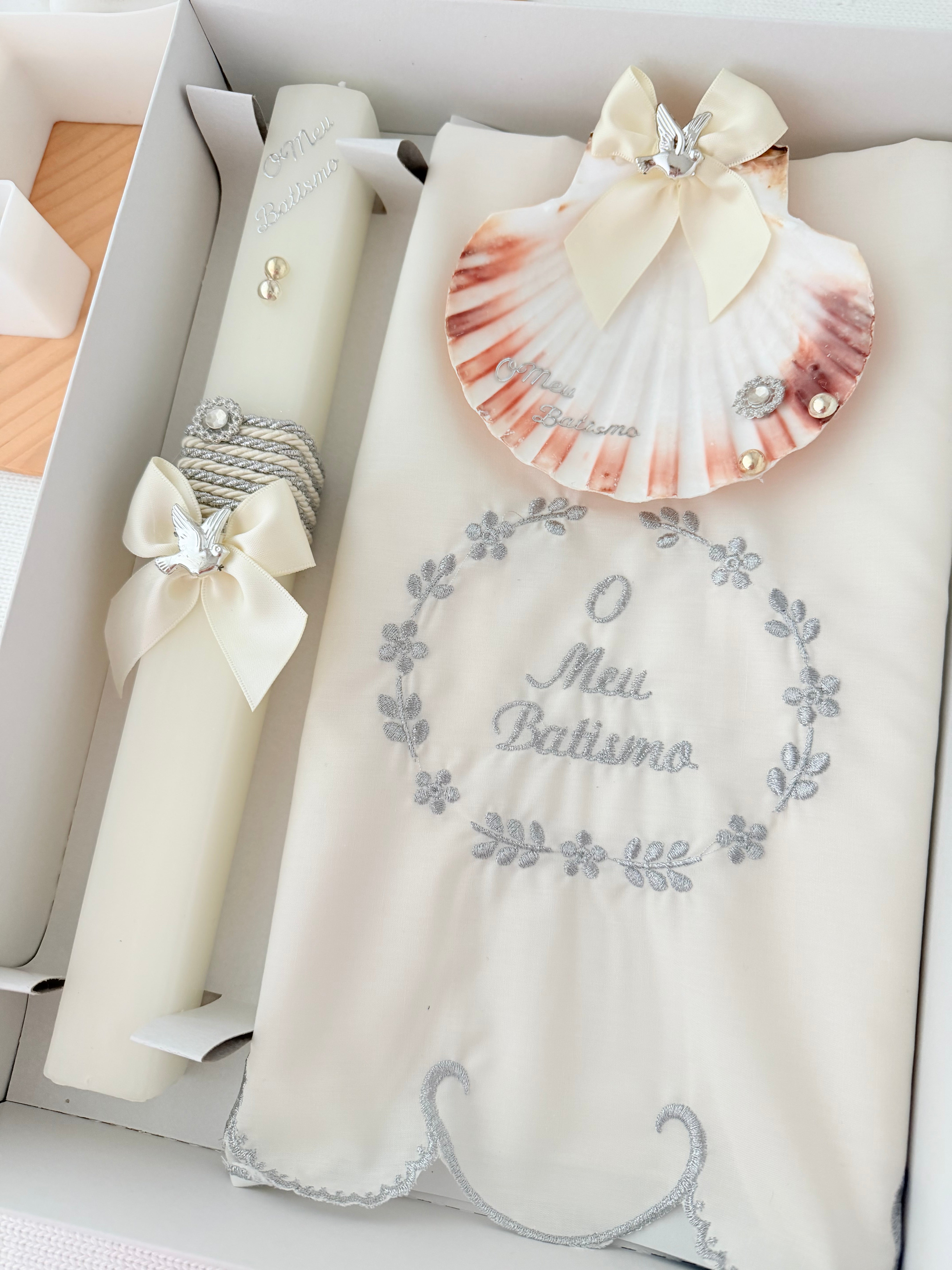 Conjunto para Batizado: vela Quadrada , toalha e concha- Pomba Prateado