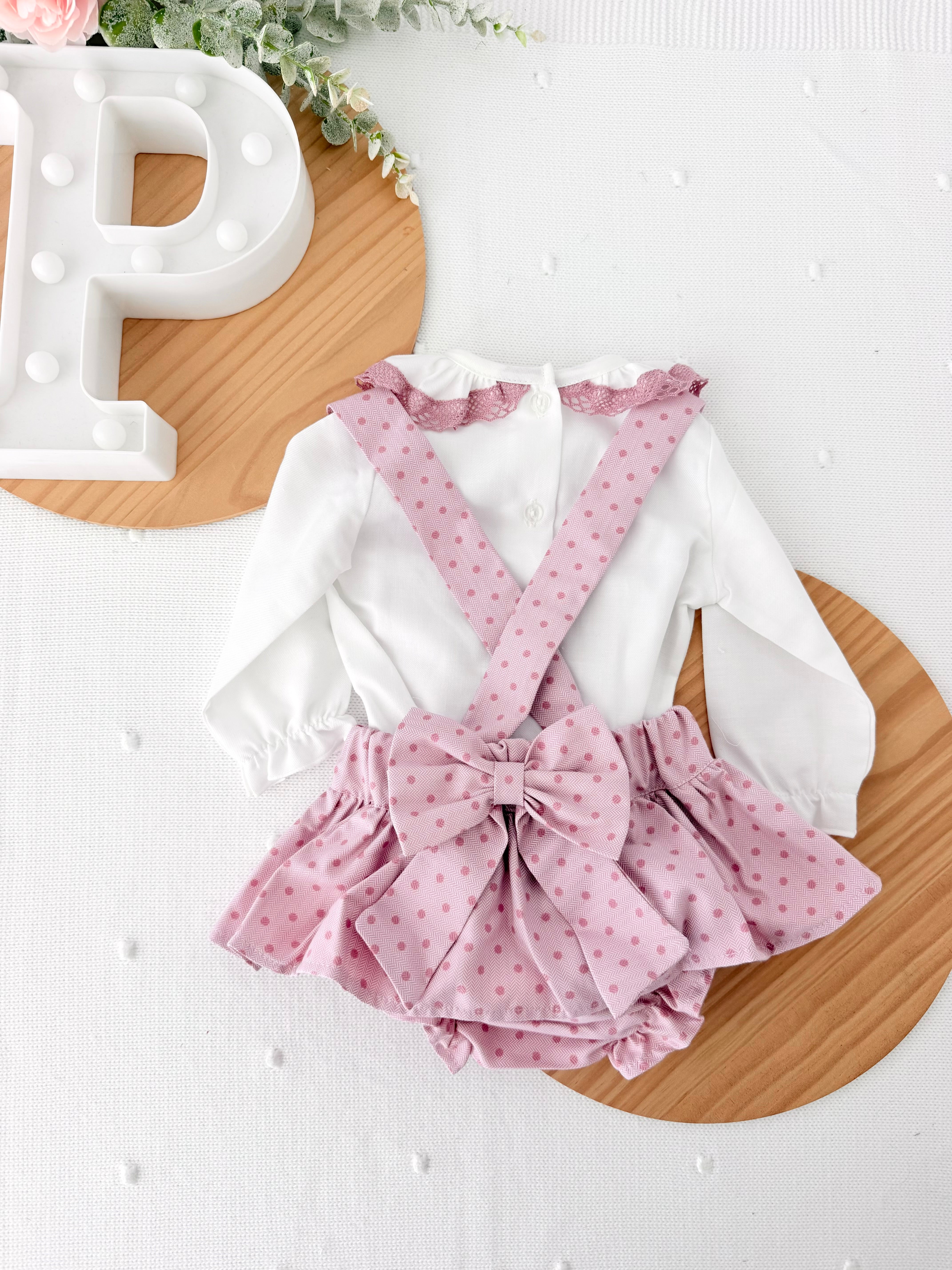 Conjunto Bolinhas Rosa: Blusa + Jardineiras com Laço