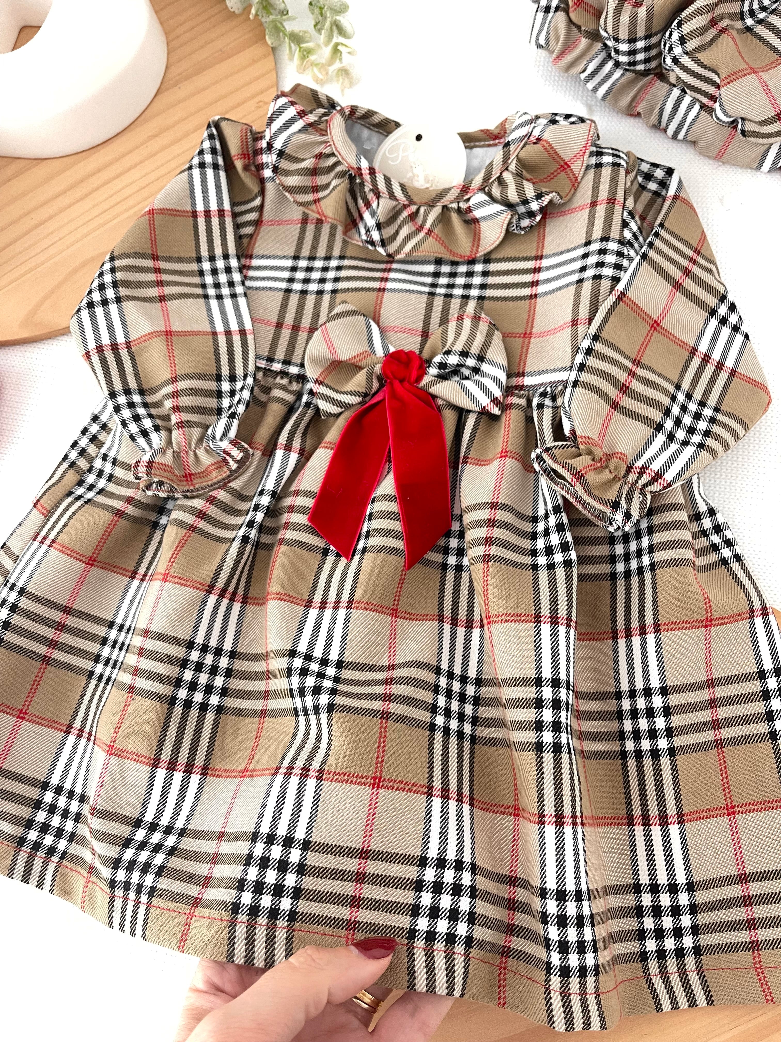 Conjunto Menina estilo Burberry - Vestido e Bóina
