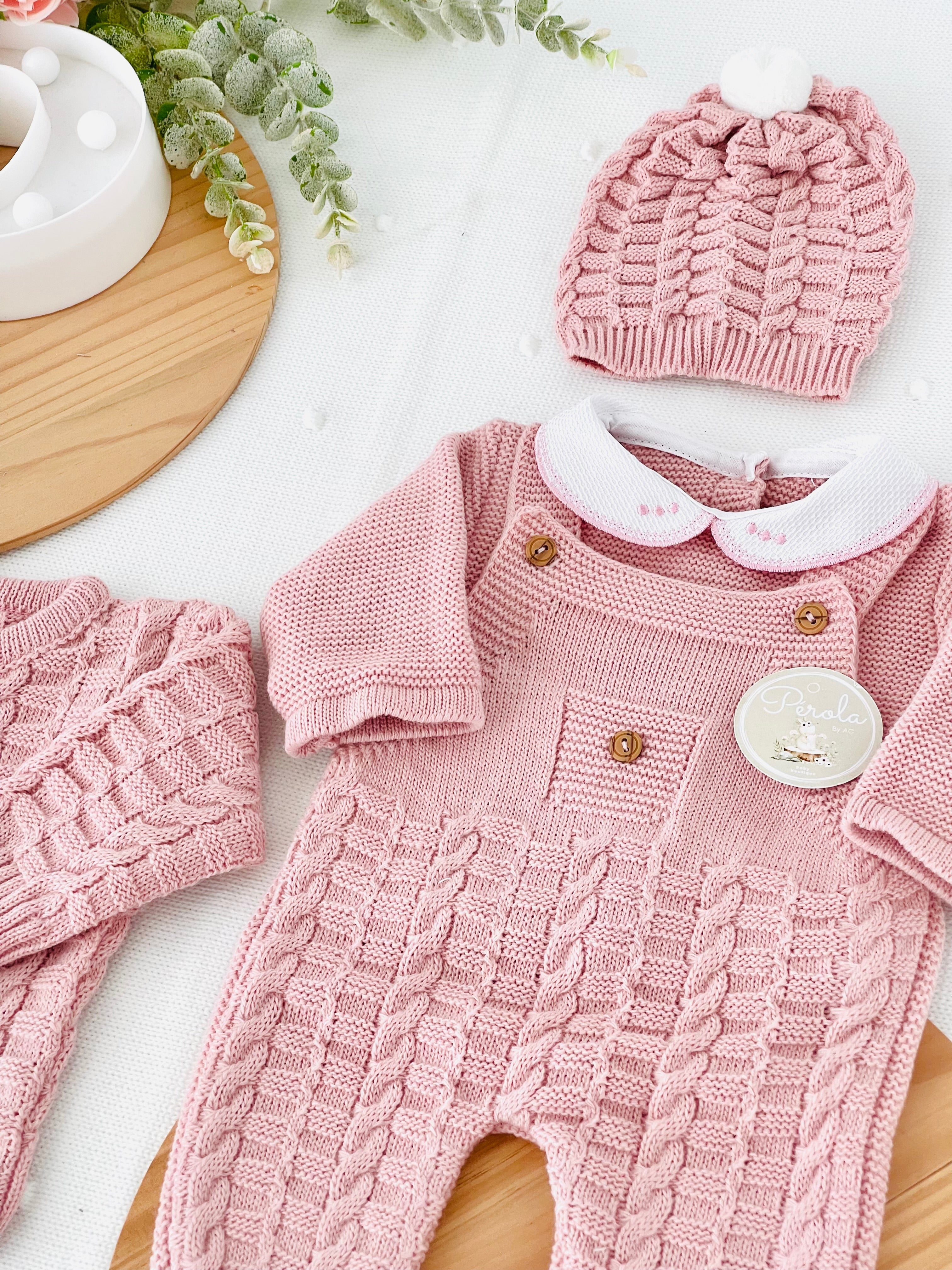 Saída de maternidade Aconchego 4 peças: casaco, jardineiras, camisola e gorro