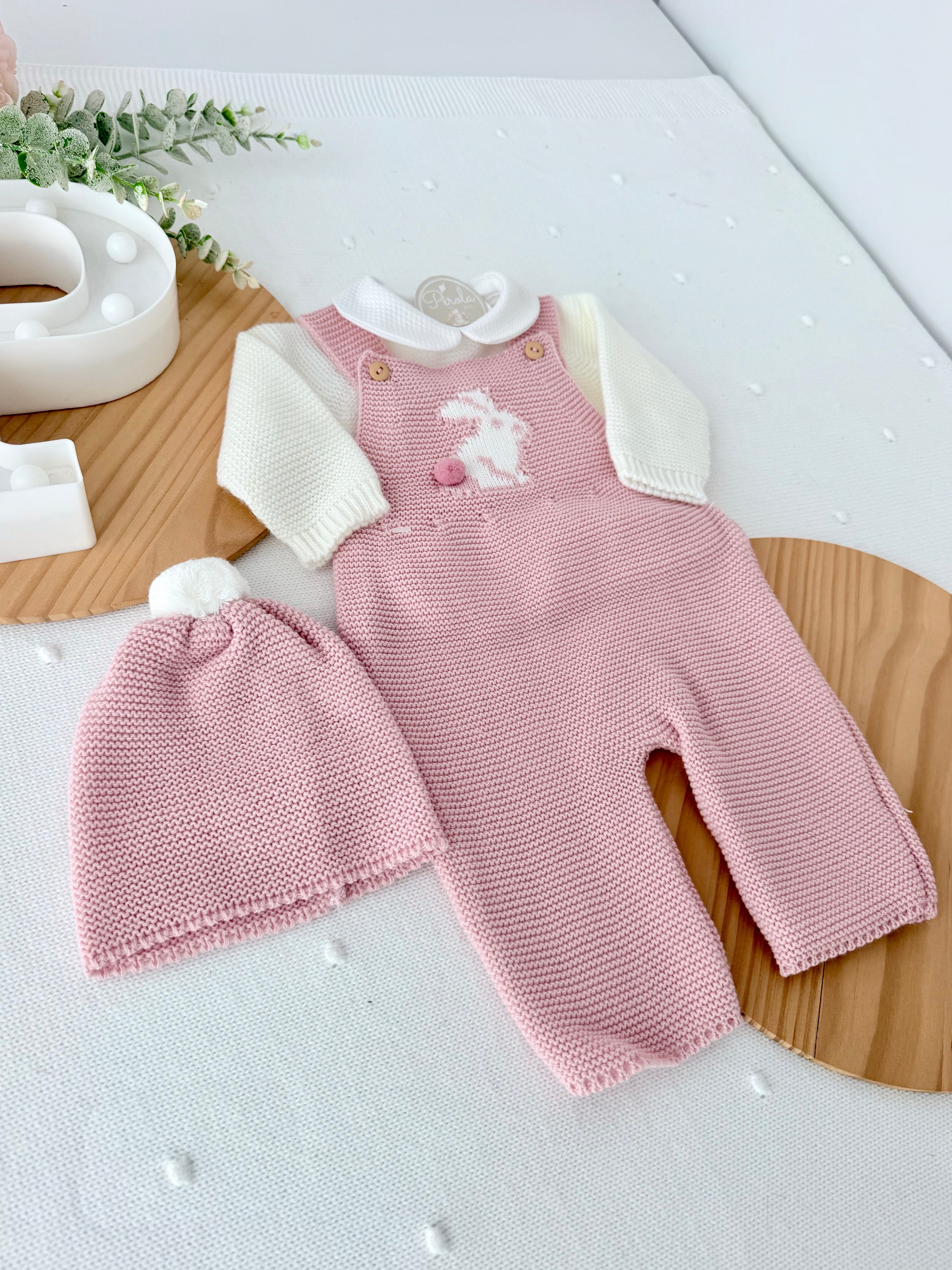 Conjunto coelhinho: jardineiras, camisola e gorro