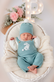 Conjunto coelhinho: jardineiras, camisola e gorro