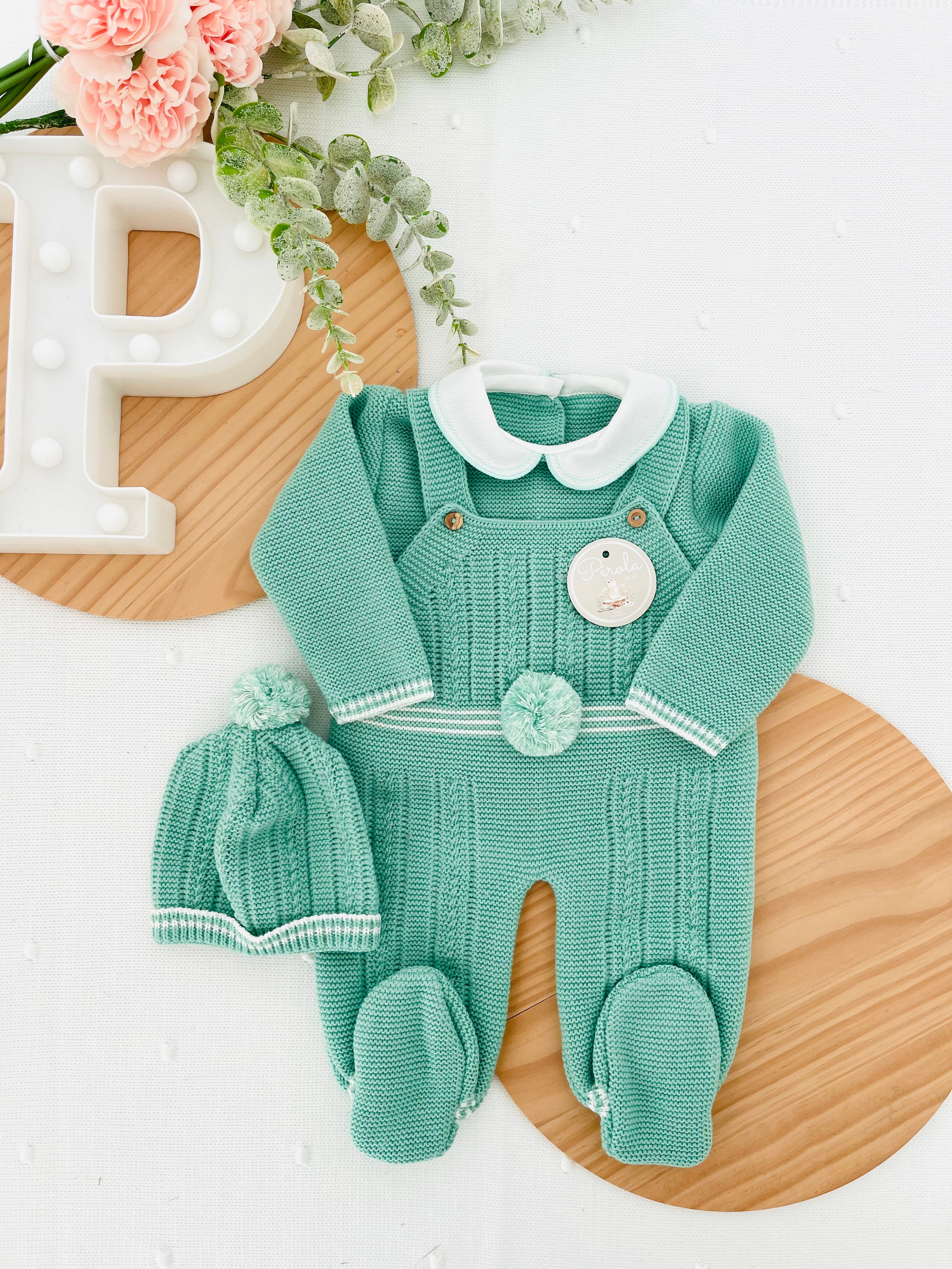 Conjunto Pompom verde: jardineiras, camisola e gorro