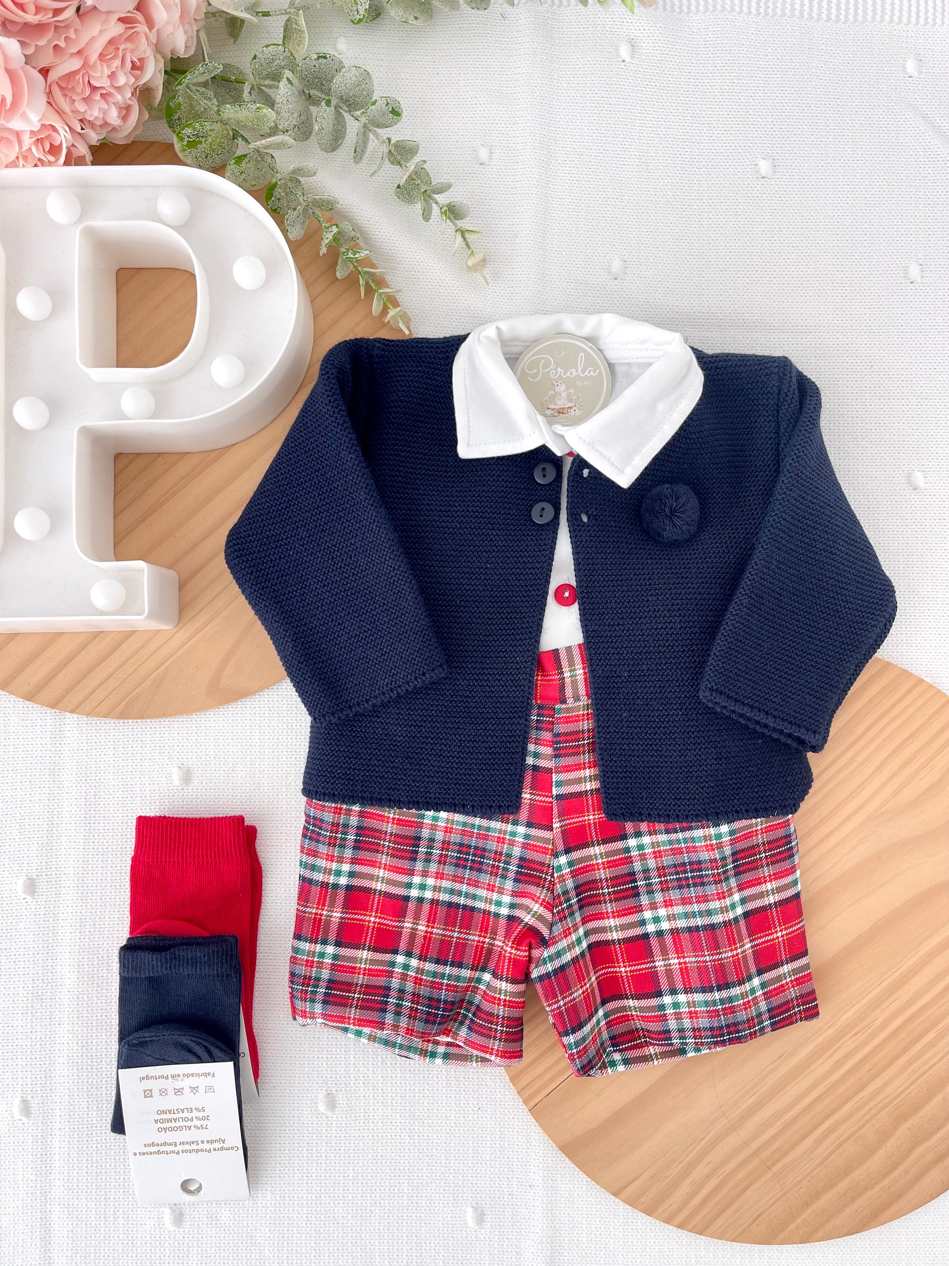 Conjunto menino xadrez vermelho e verde: Calções com alças e camisa