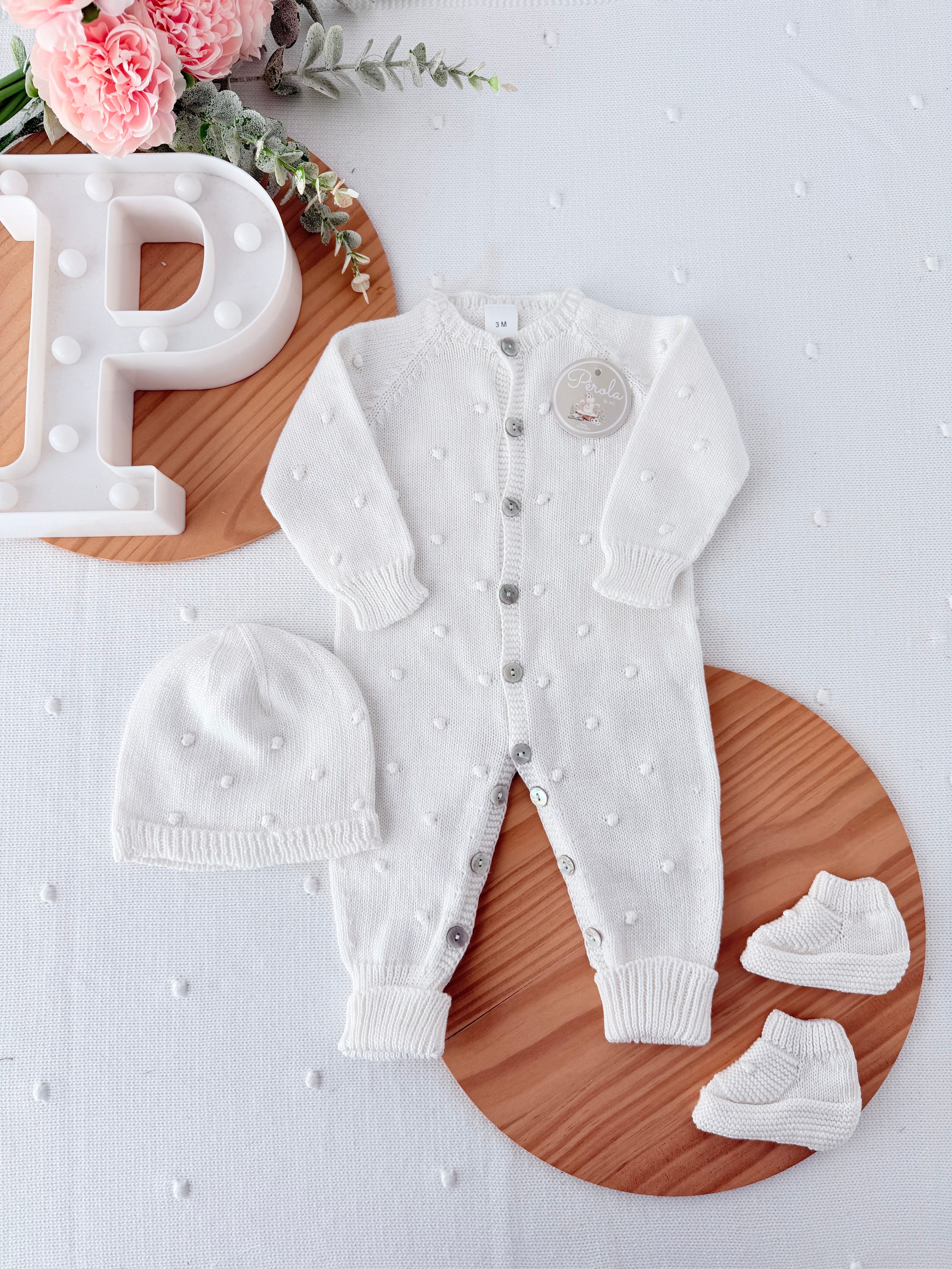 Conjunto bolinhas unissexo: macacão, gorro e carapins de malha algodão 3M e 6M