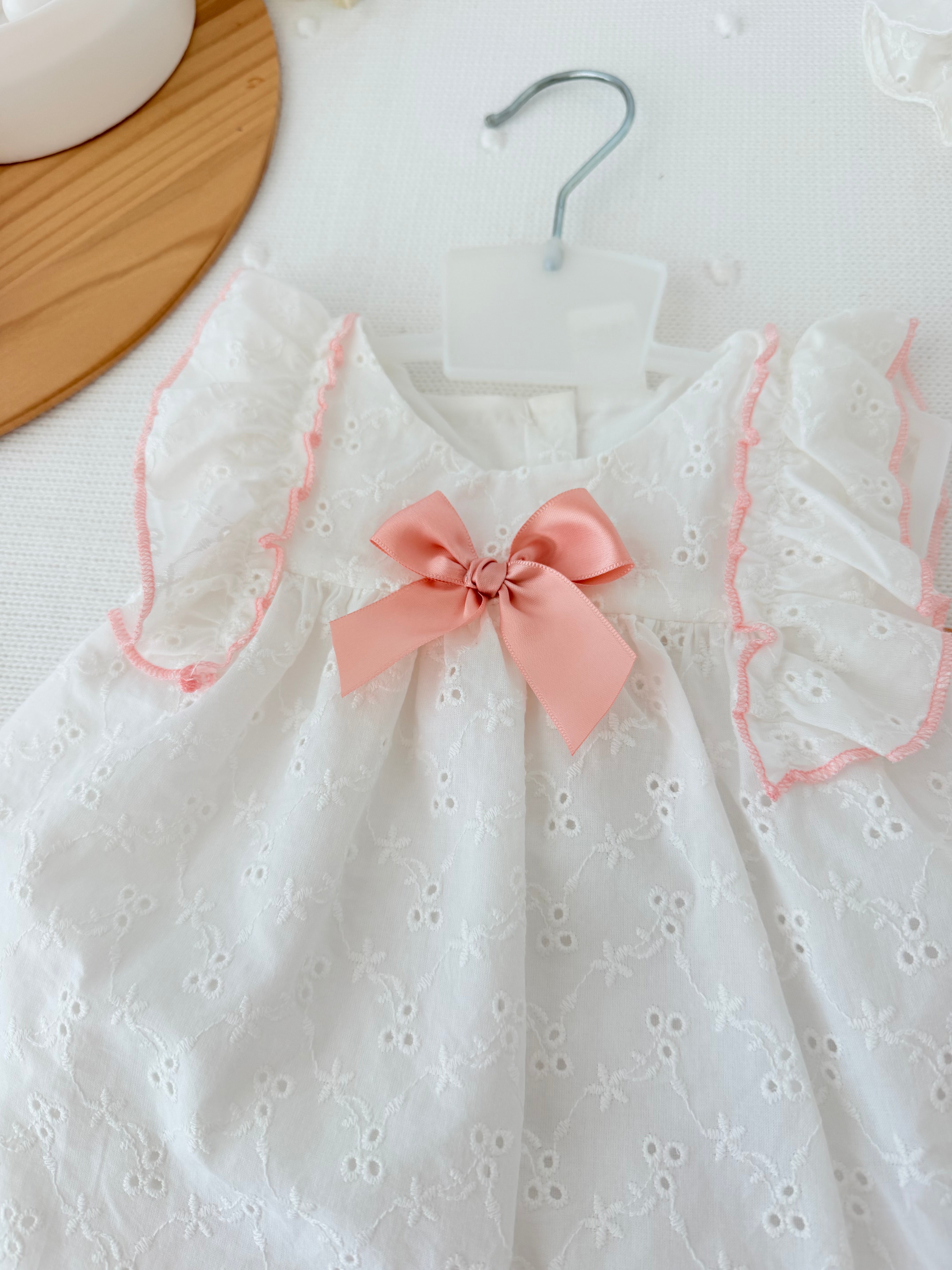 Vestido e chapéu com laço