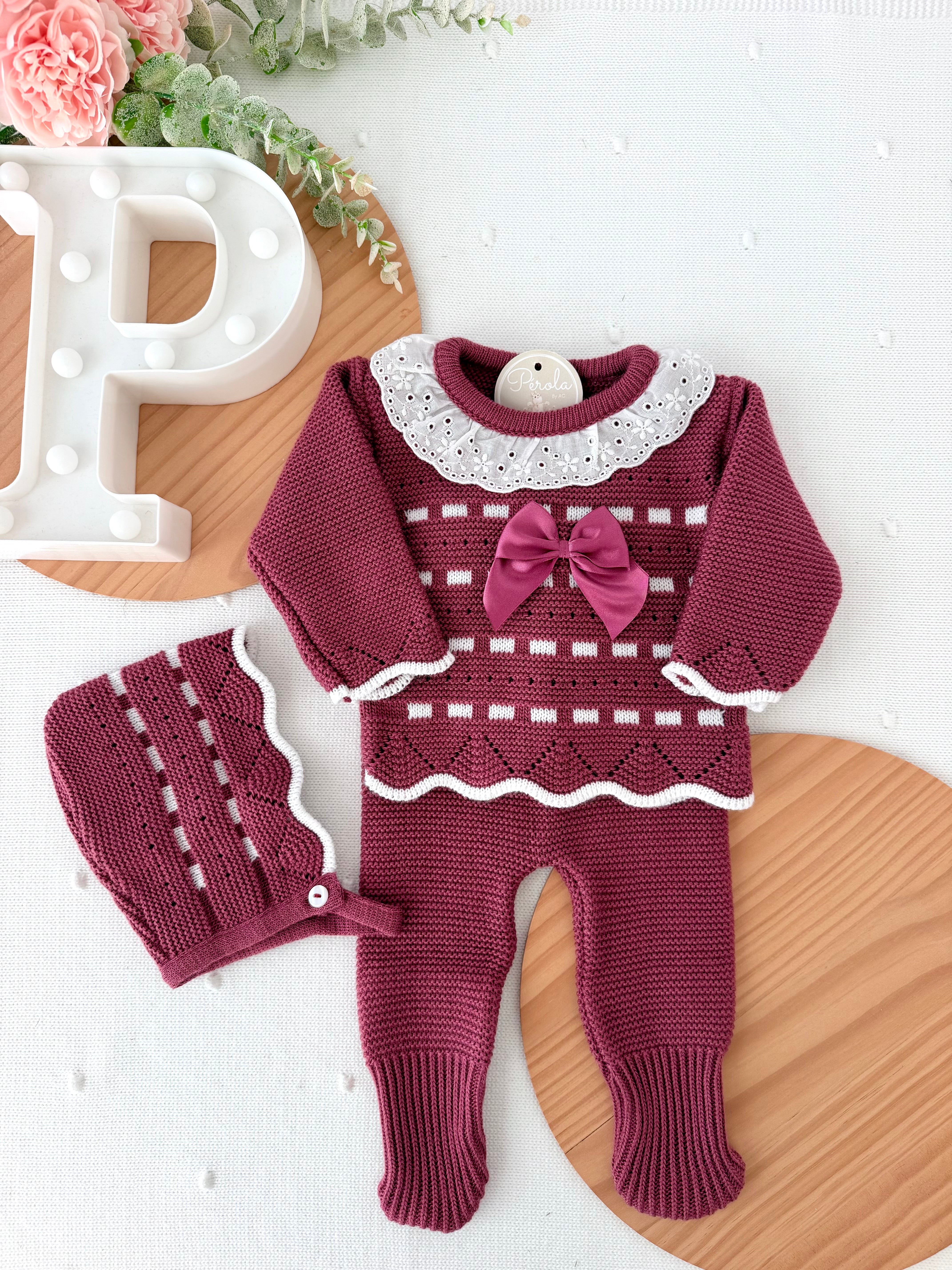 Conjunto princesinha de malha berinjela com bordado inglês