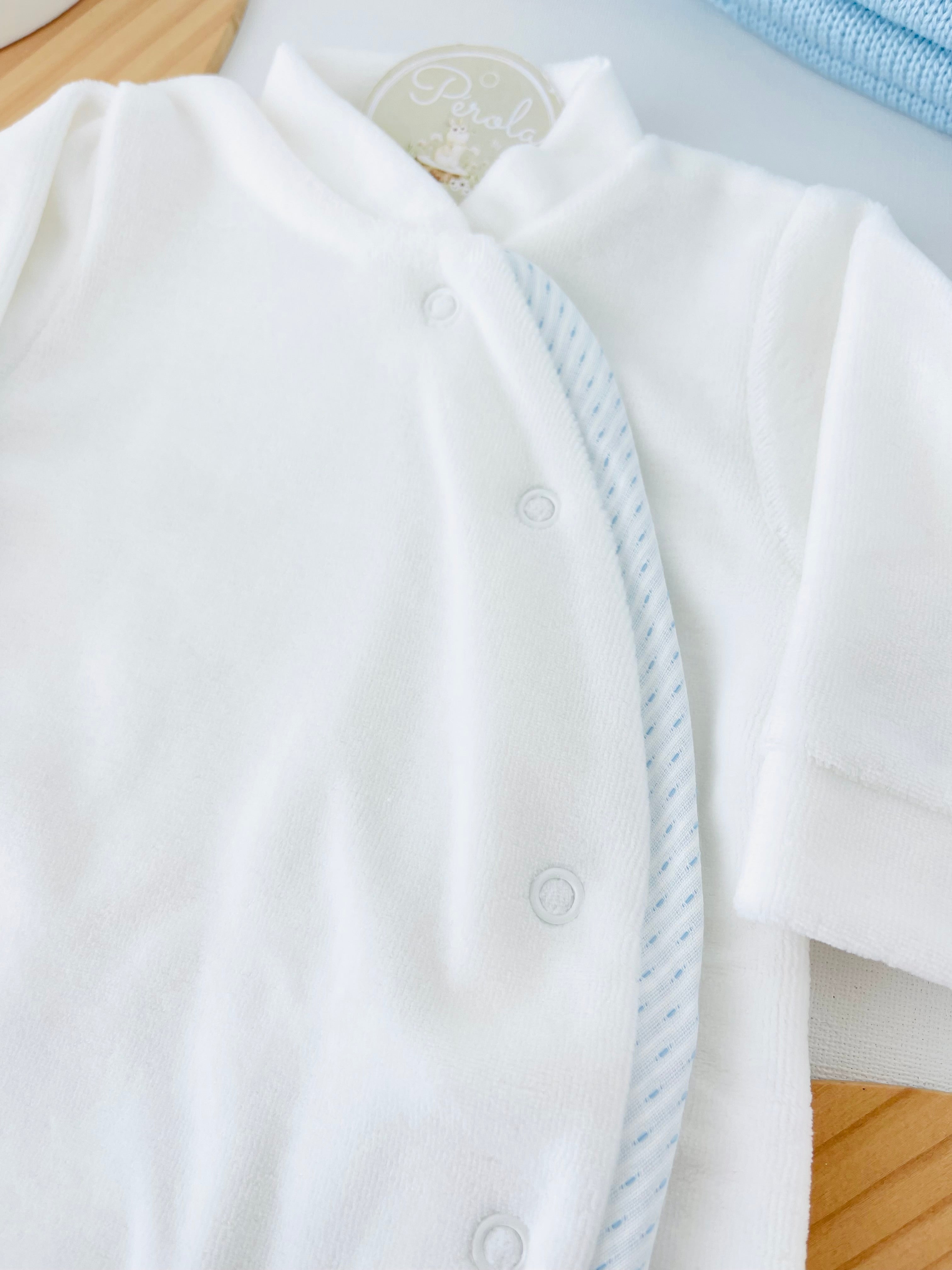 Babygrow branco para menino em veludo
