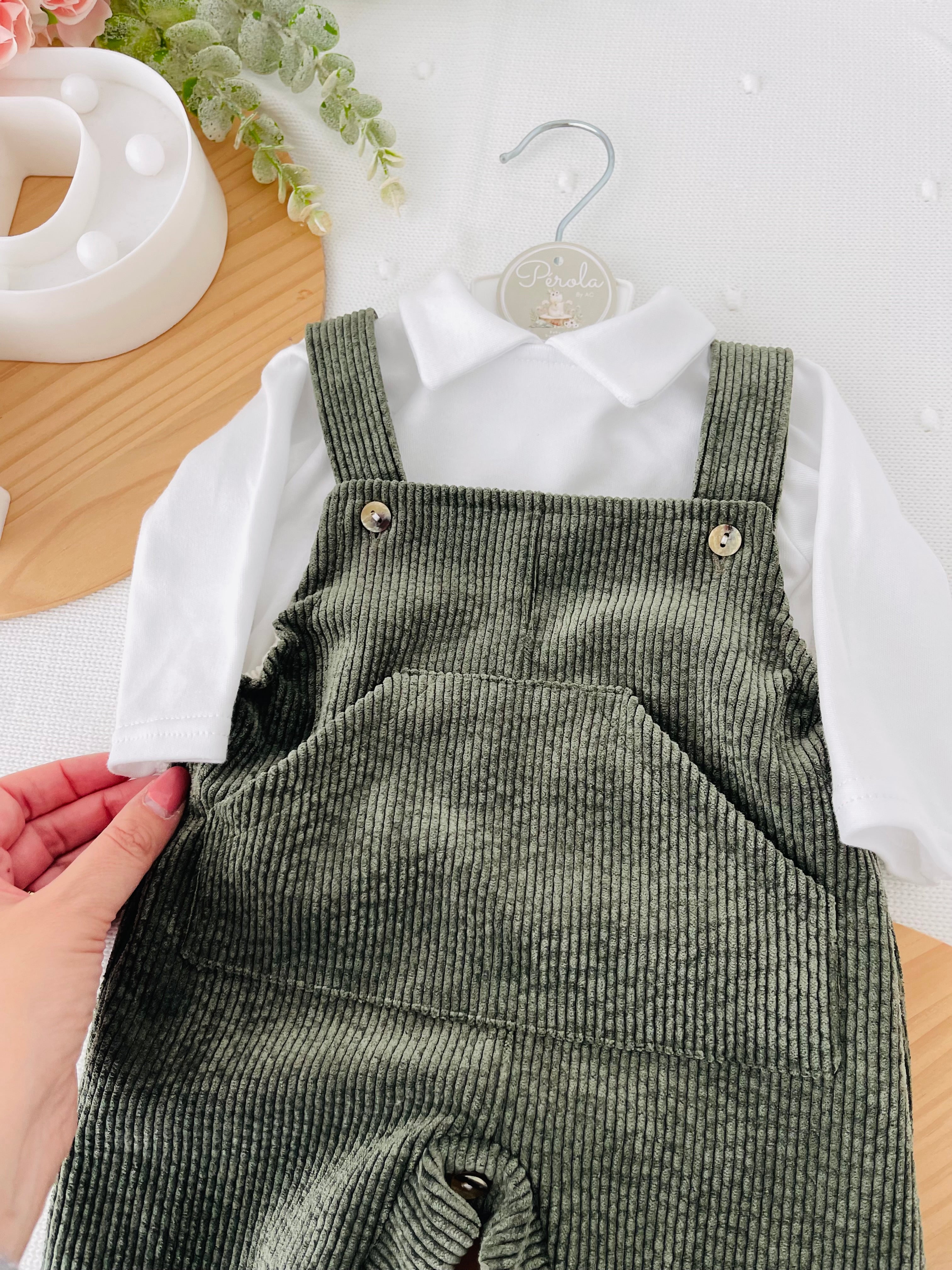 Conjunto verde: jardineiras e camisa