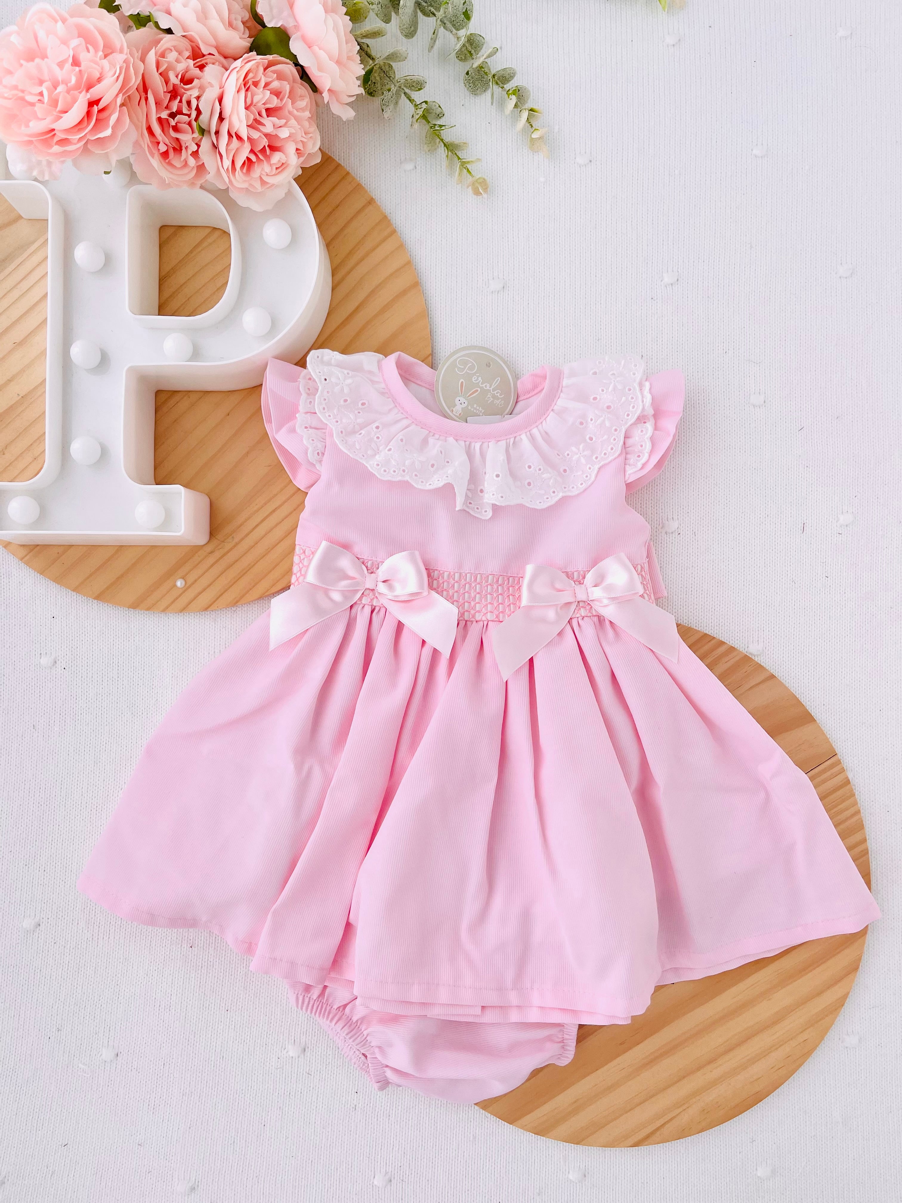 Conjunto cerimónia rosa: vestido com laço grande nas costas e tapa fraldas