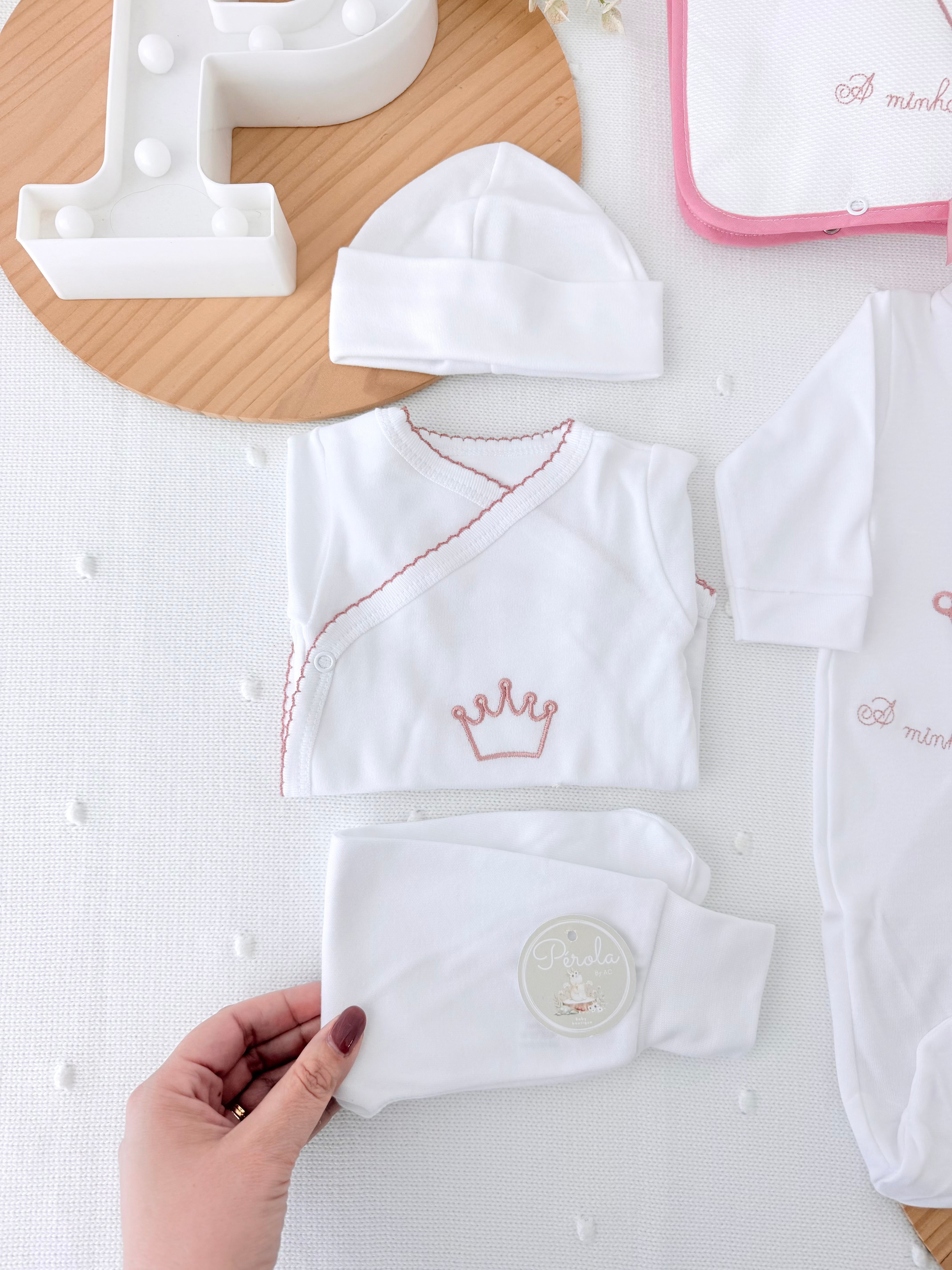 Conjunto de primeira roupinha coroa em algodão