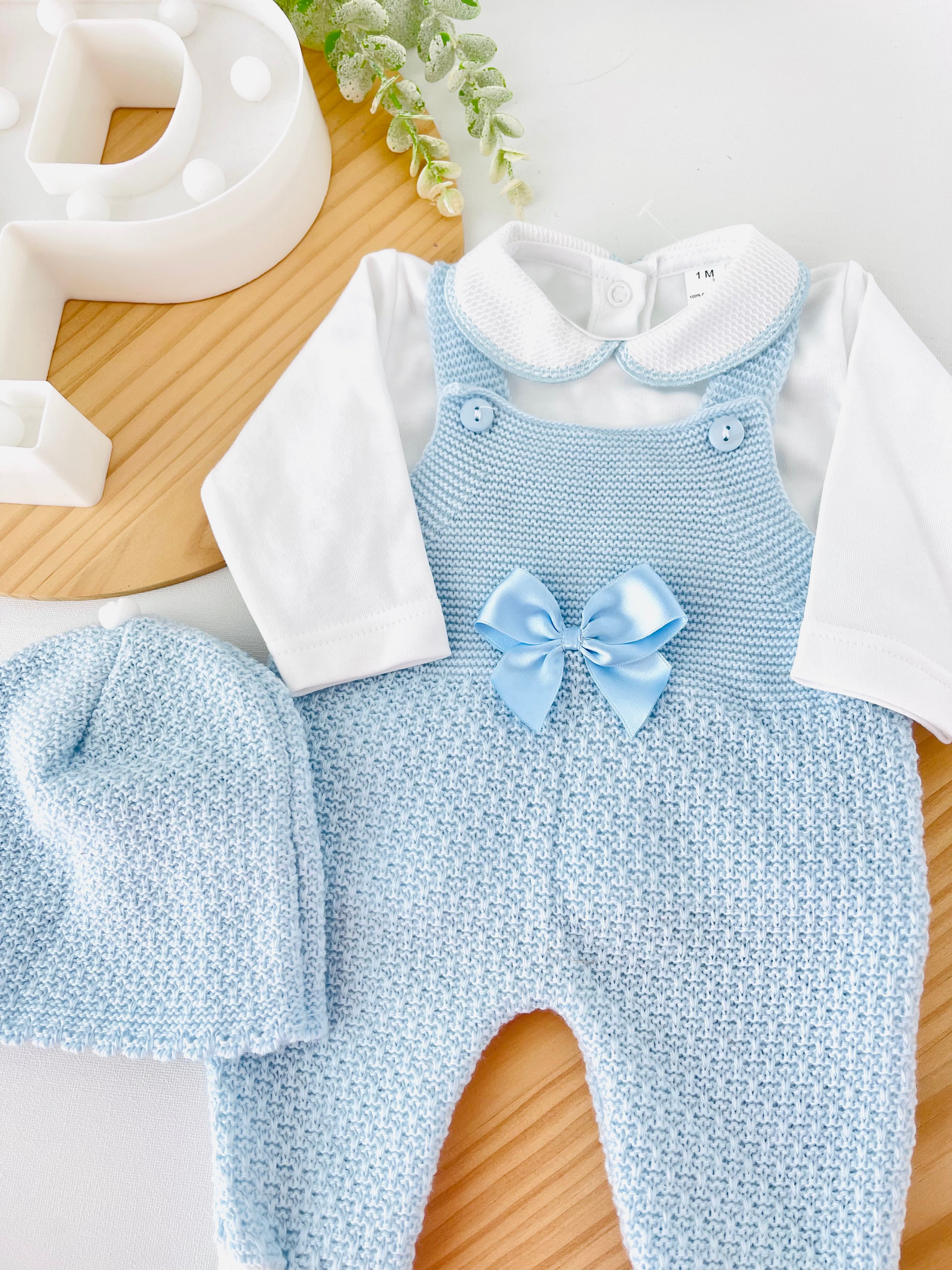 Saída de maternidade Amor de Mãe: jardineiras, camisola e gorro