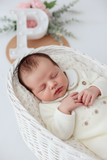 Pack saída de maternidade Pérola 5 peças: body, calças, jardineiras, camisola e gorro