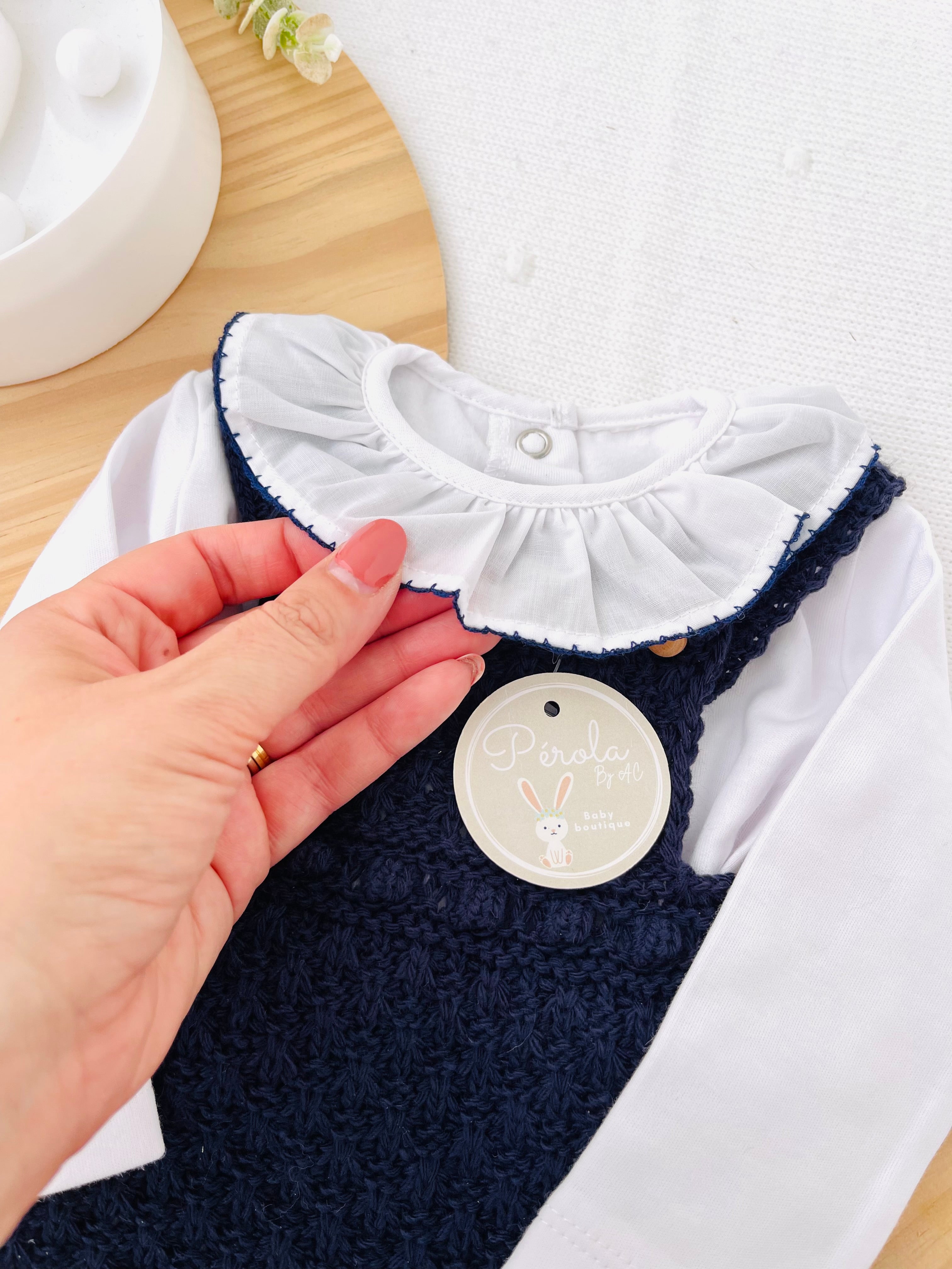 Jardineiras e Body com gola redonda e carda por dentro