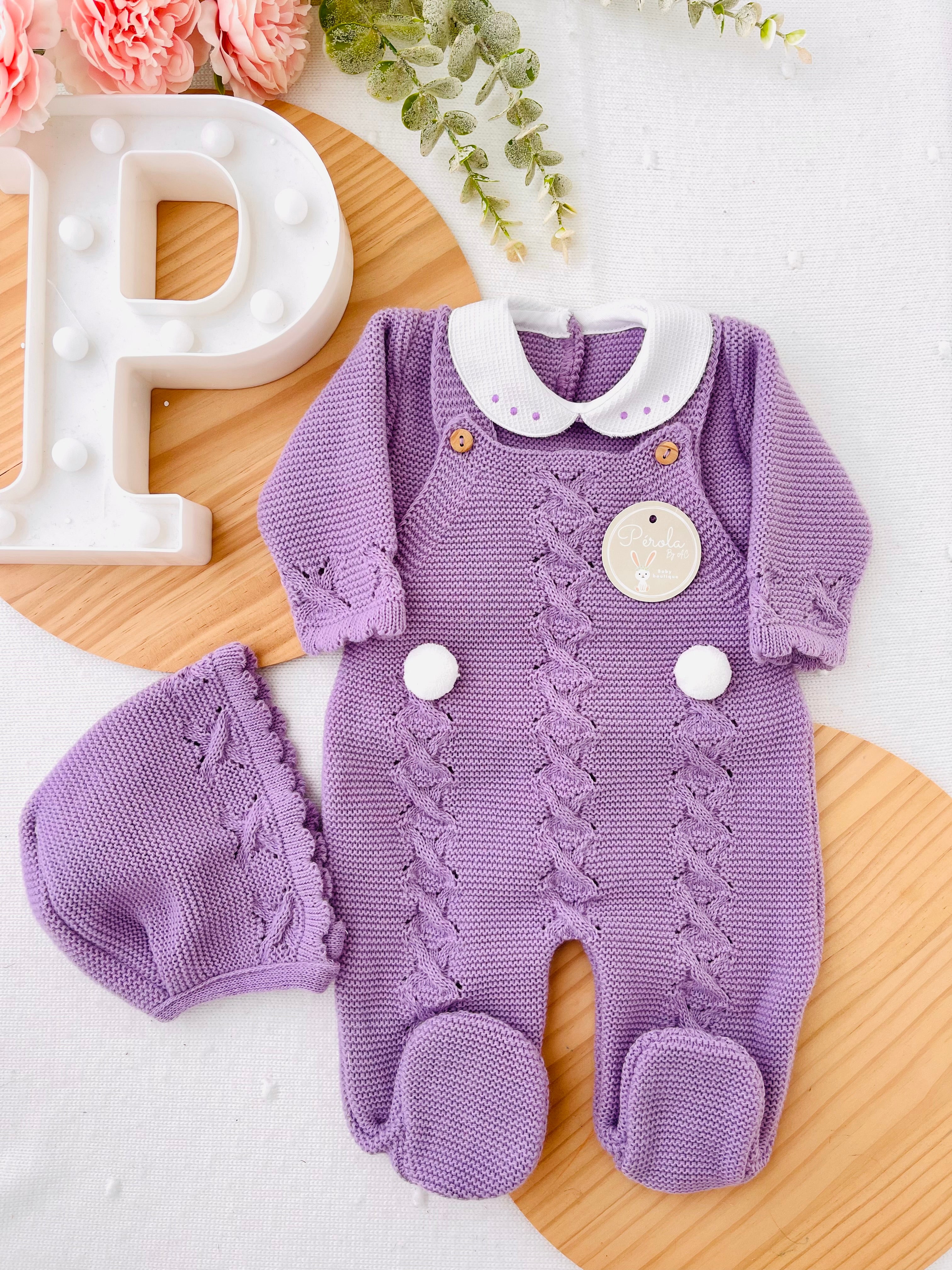 Conjunto pompom lilás: jardineiras, camisola e touca