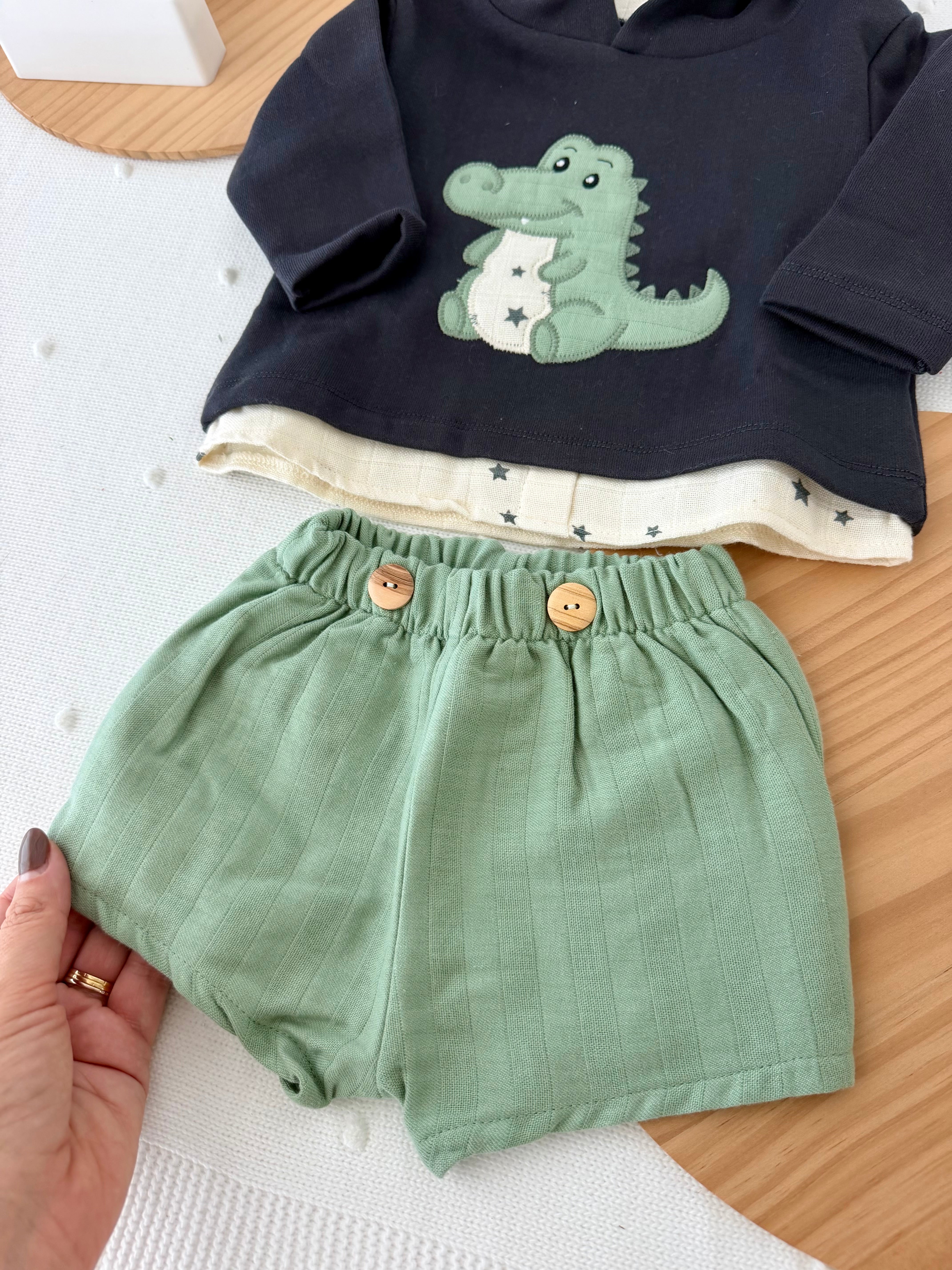 Conjunto dinossauro menino: camisola com capuz e calções