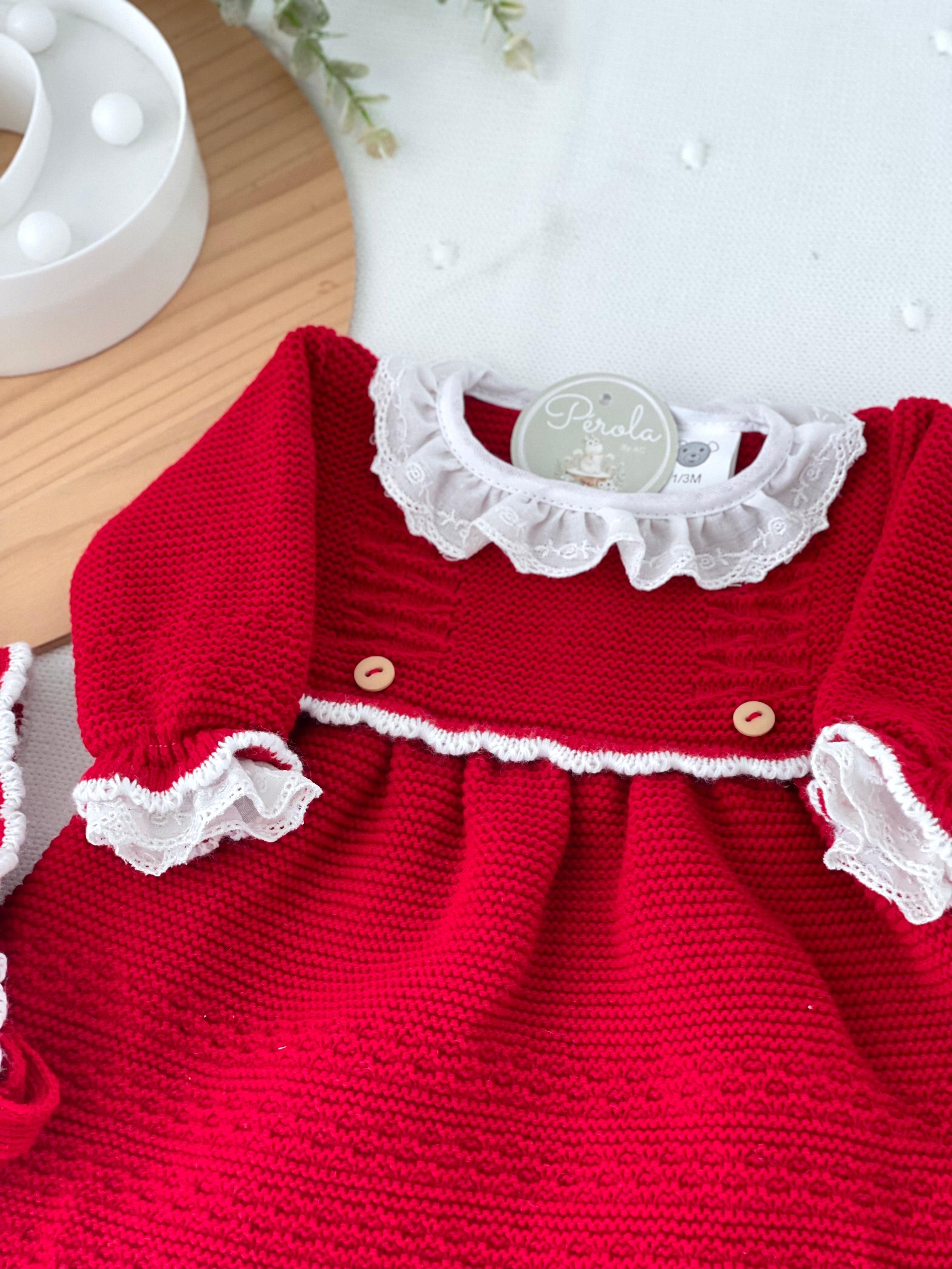 Conjunto em Malha Vermelha com Touca e Sapatinhos