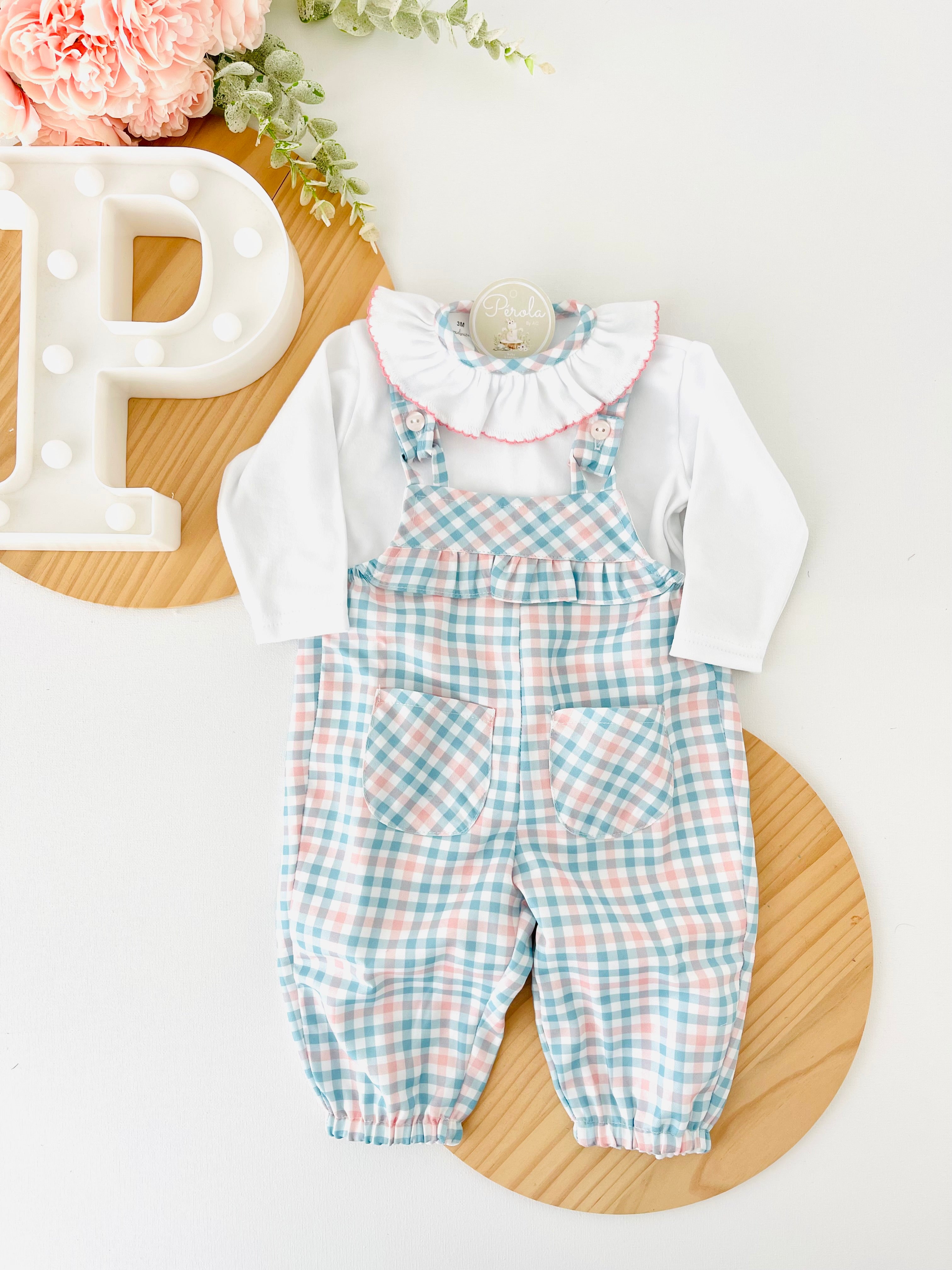 Conjunto jardineiras e camisola com golinha