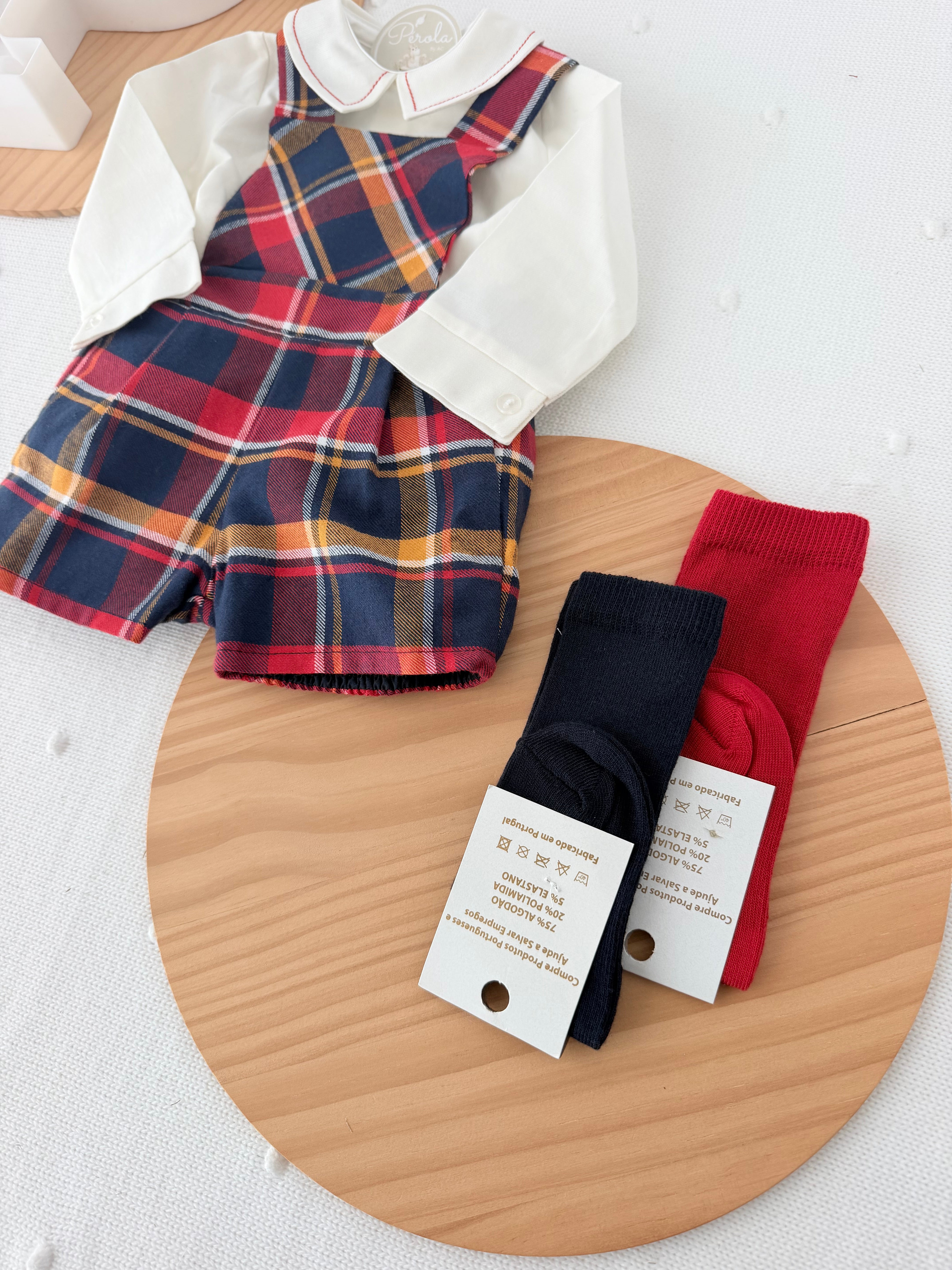 Conjunto encanto em xadrez: jardineiras e camisa