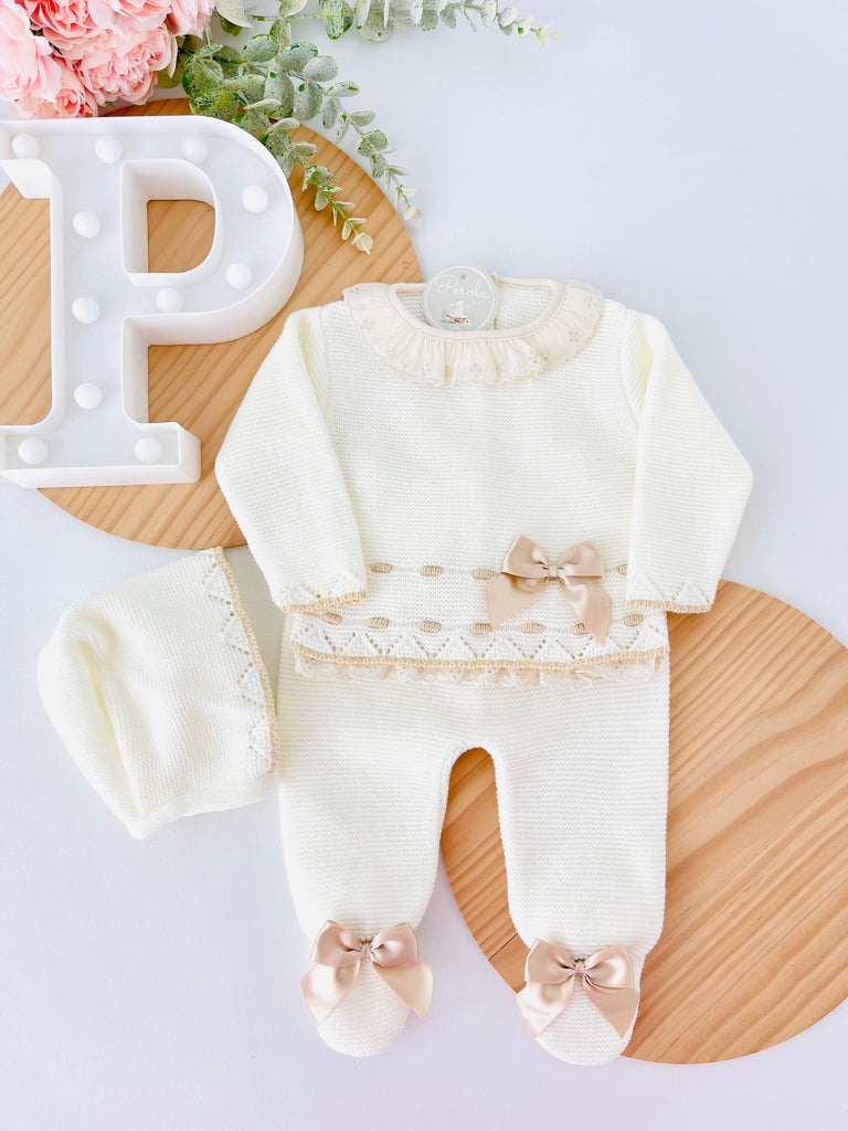 Conjunto rendinha pérola: camisola, calças e touca