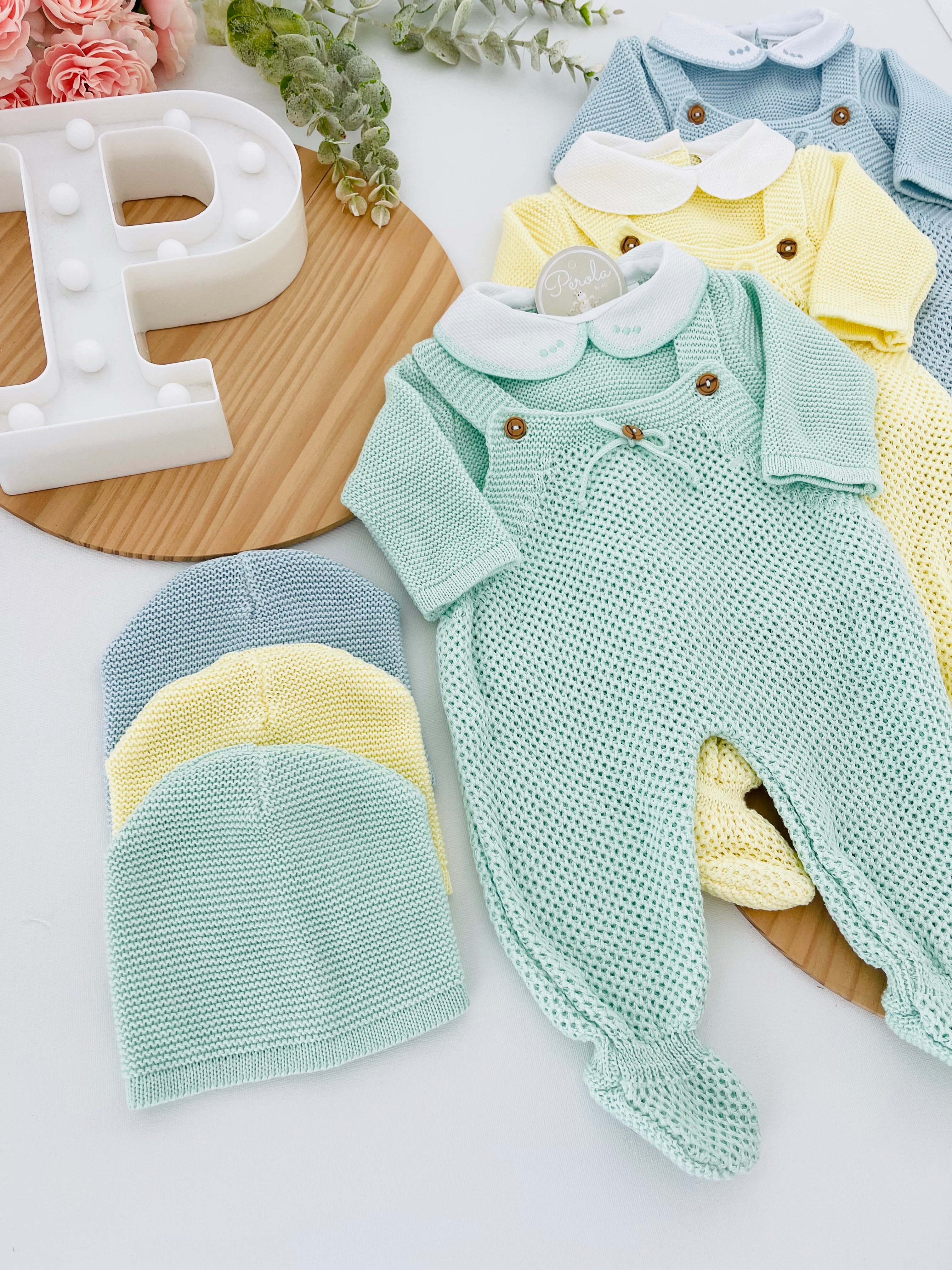 Saída de maternidade laço: jardineiras, camisola e gorro