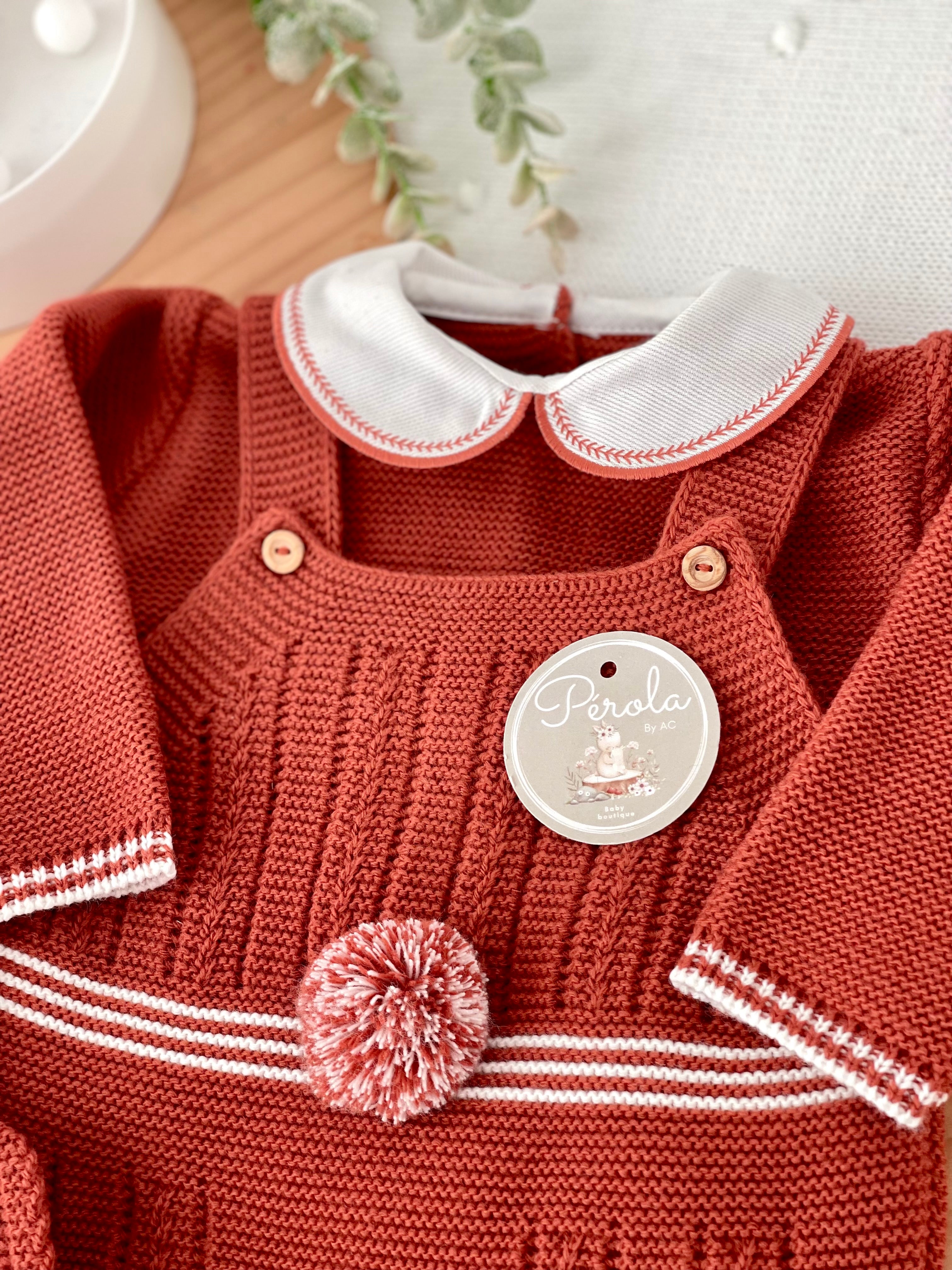 Conjunto Pompom Tijolo: jardineiras, camisola e gorro