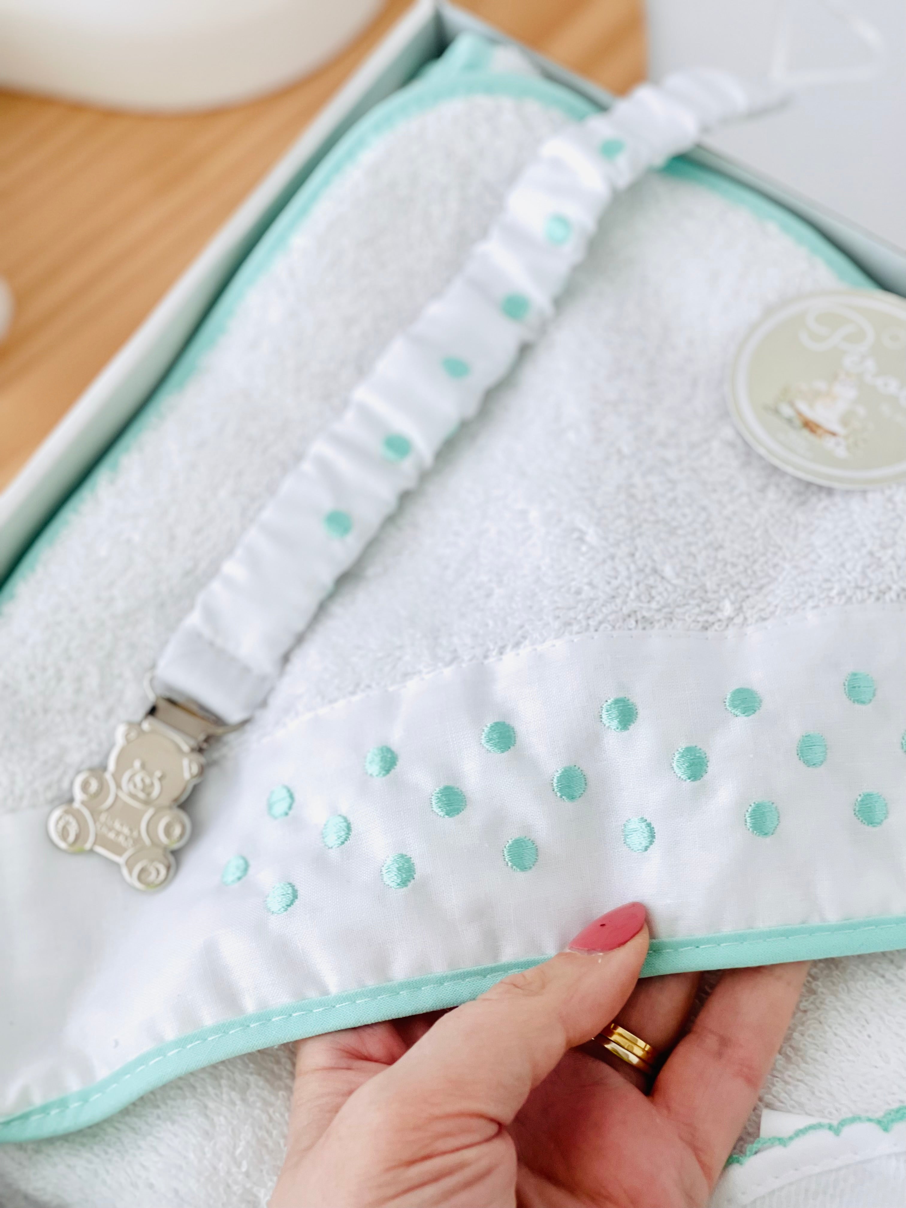 Box enxoval bolinhas: toalha de banho, fralda, babete e prende chupetas