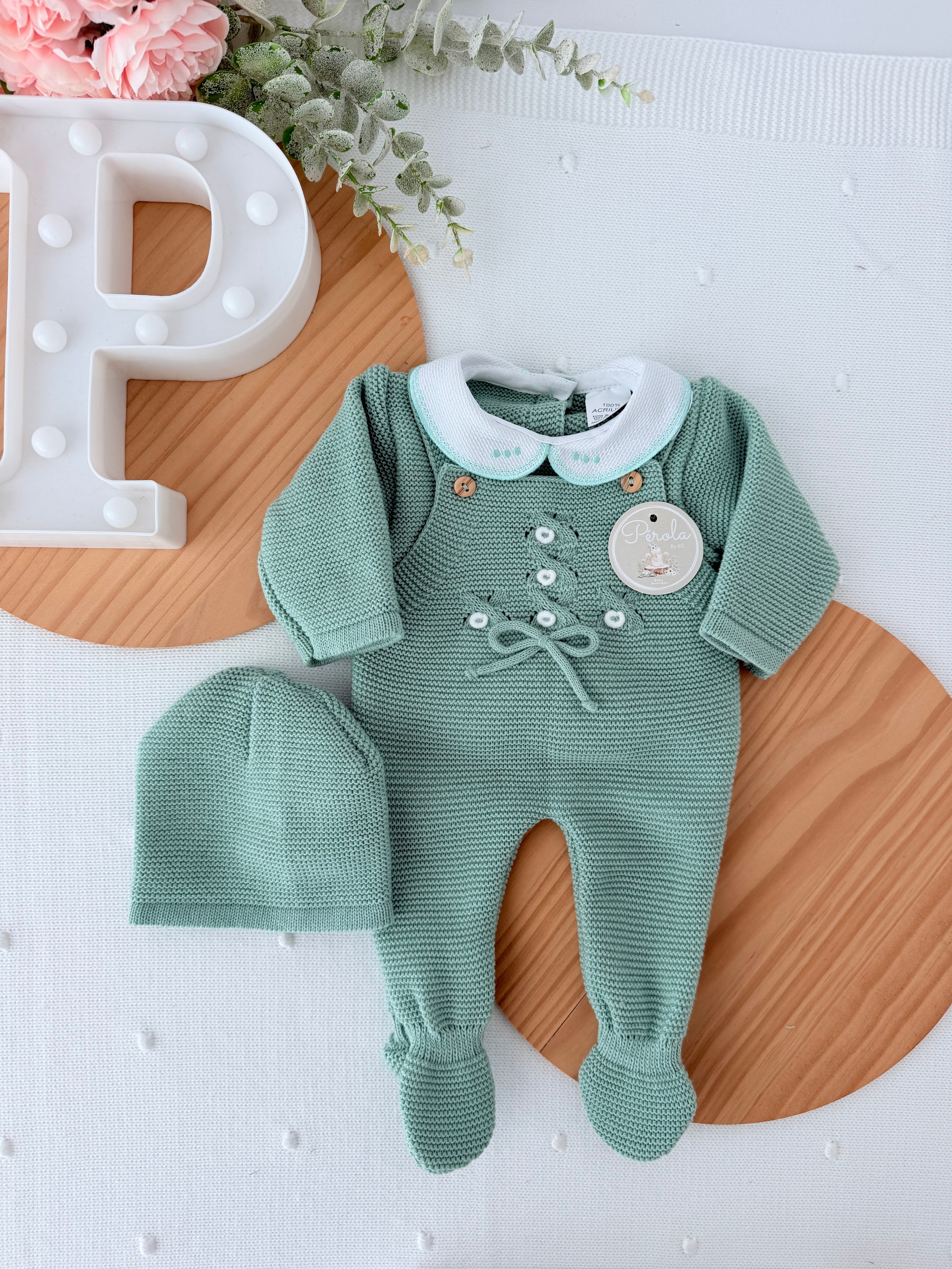 Saídas de maternidade: jardineiras, camisola e gorro outono inverno