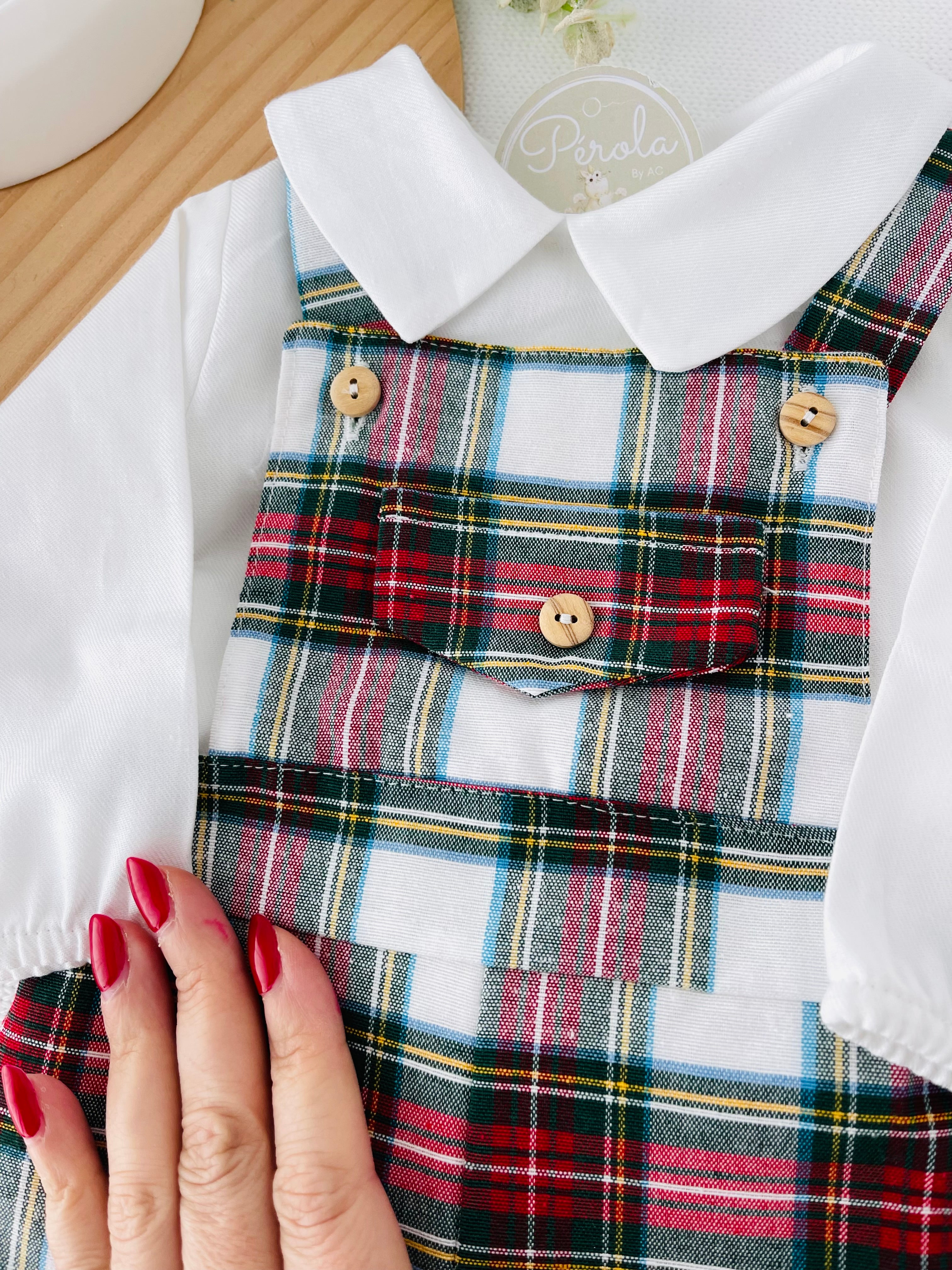 Jardineiras e camisa magia do Natal