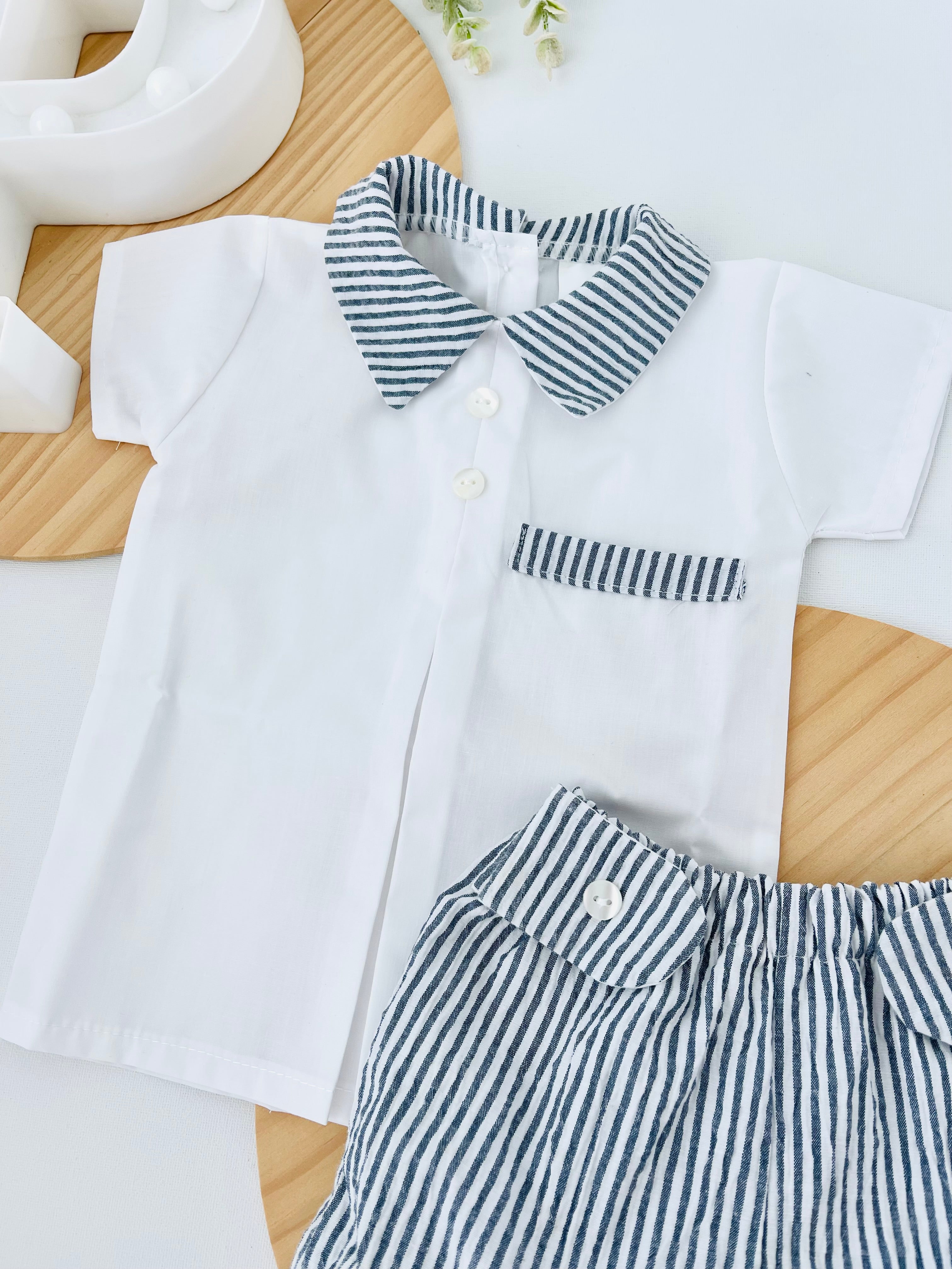 Calções e camisa risquinhas