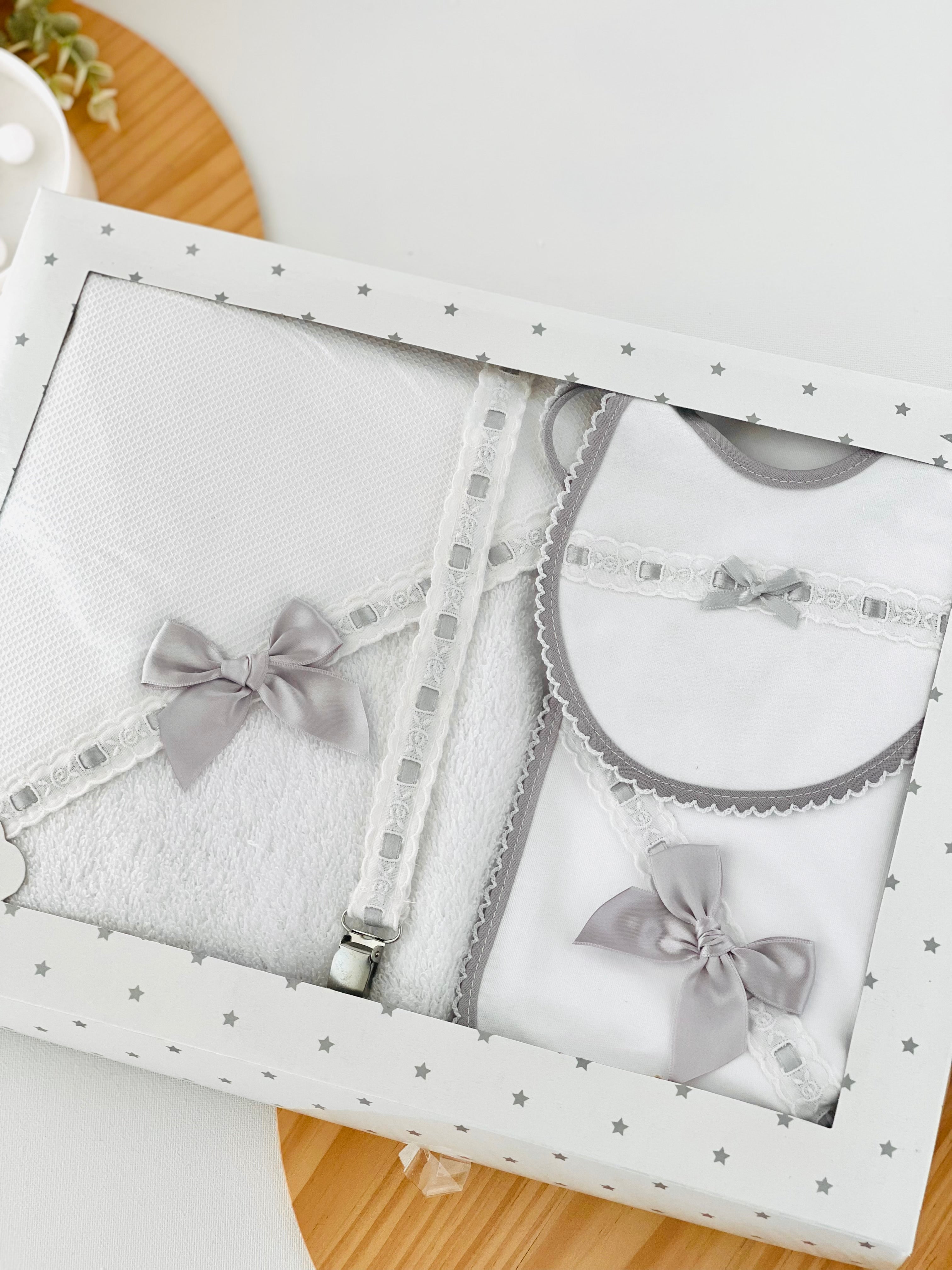 Box enxoval: toalha de banho, fralda, babete e prende chupetas