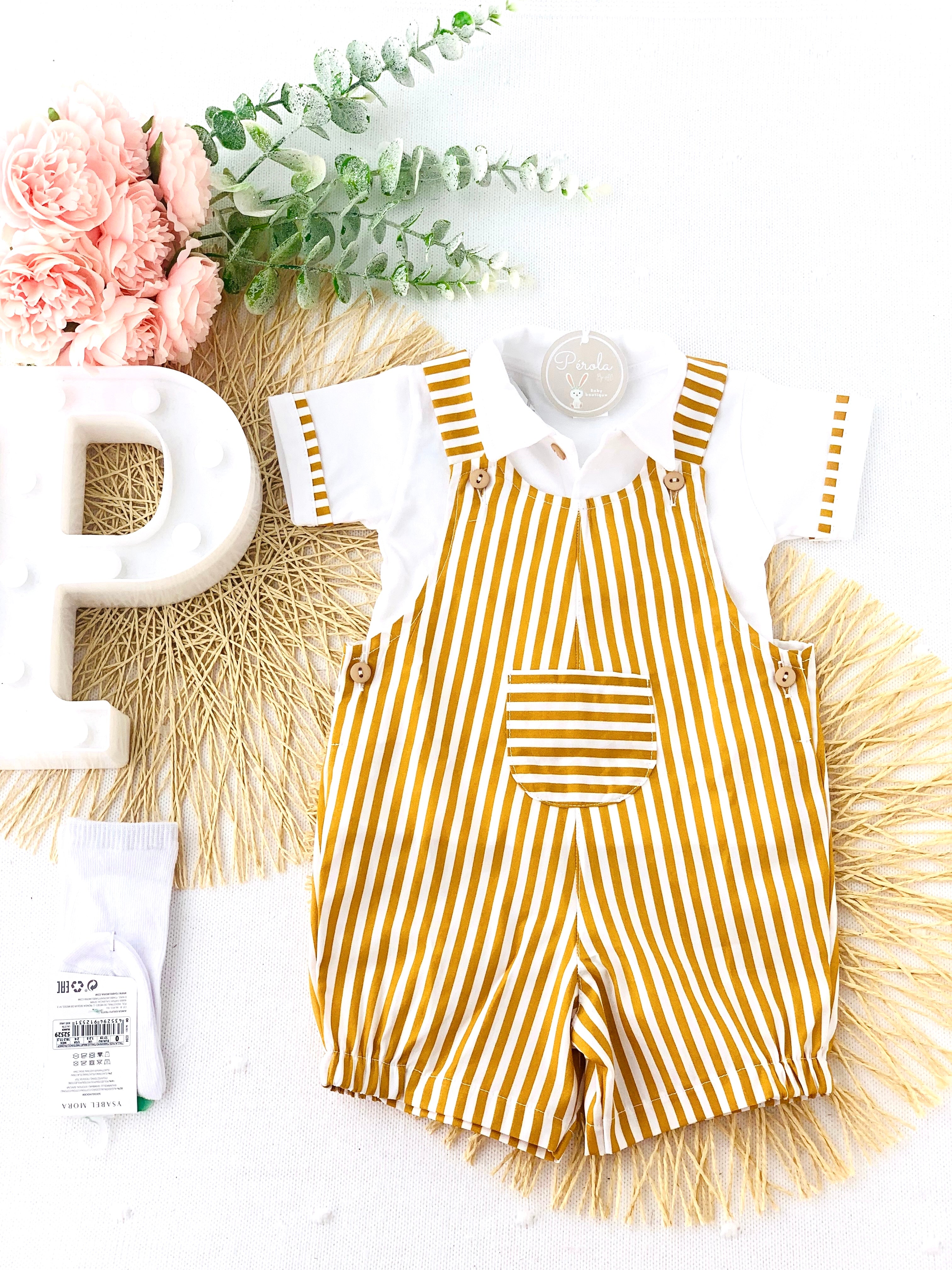 Jardineiras e polo às riscas