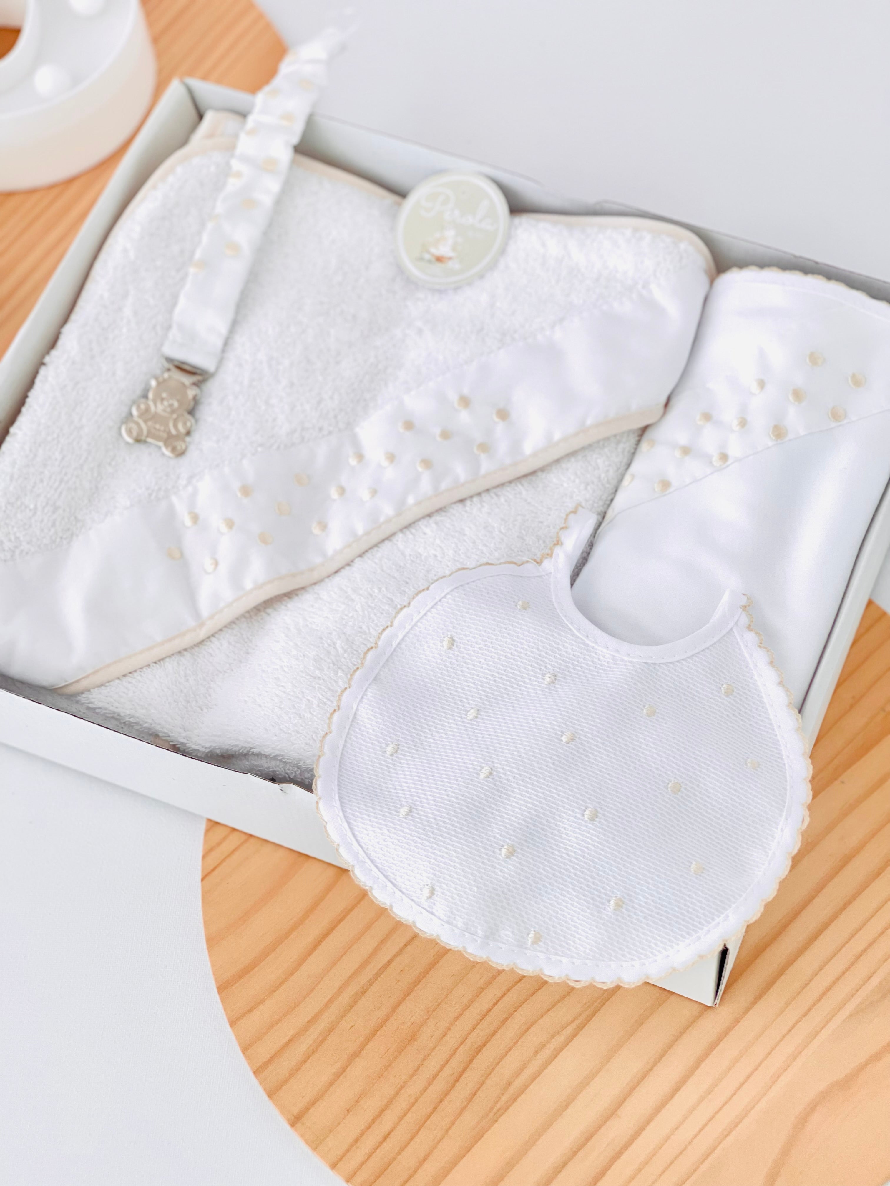 Box enxoval bolinhas: toalha de banho, fralda, babete e prende chupetas