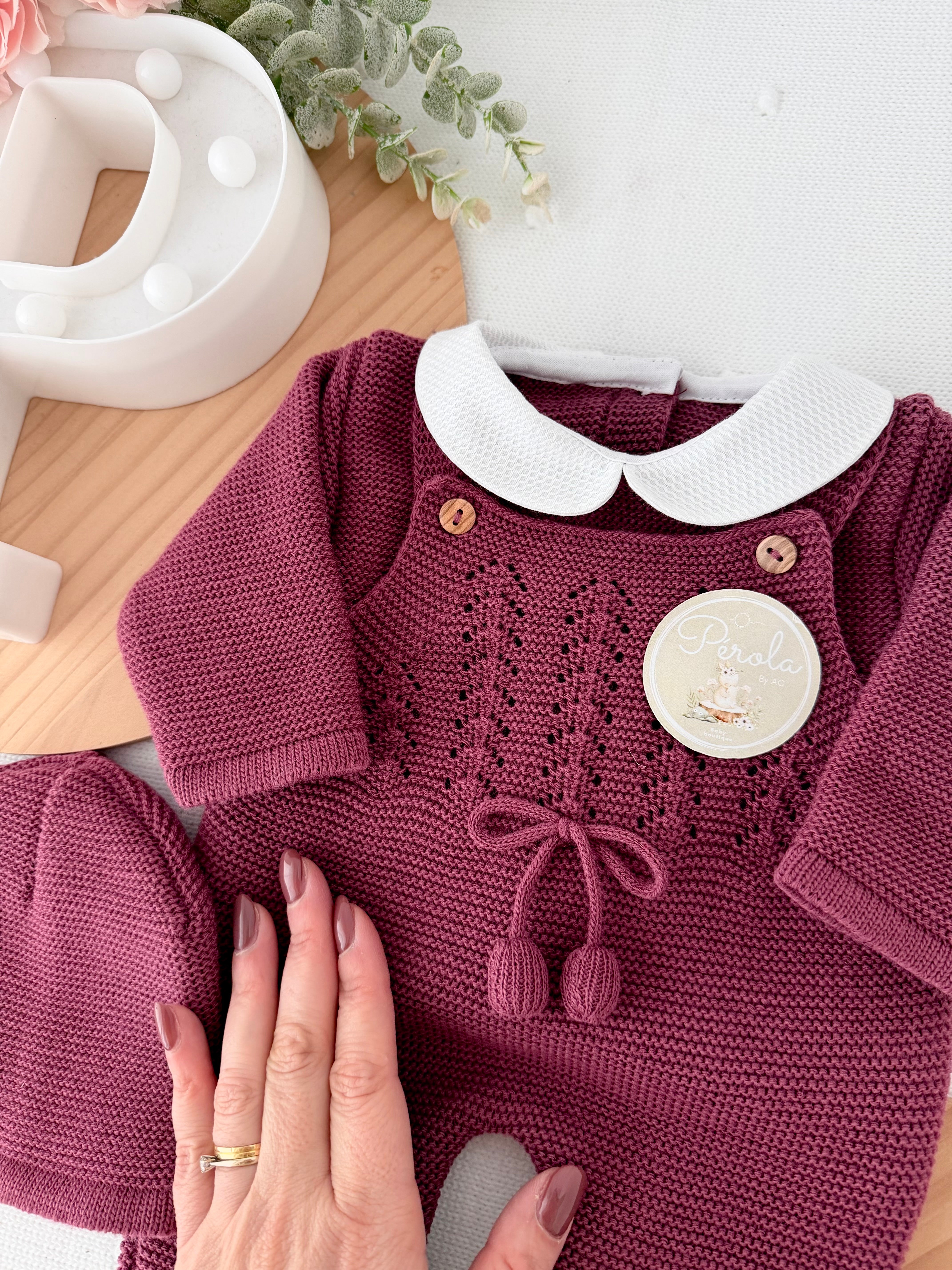 Saída de maternidade beringela: jardineiras, camisola e gorro