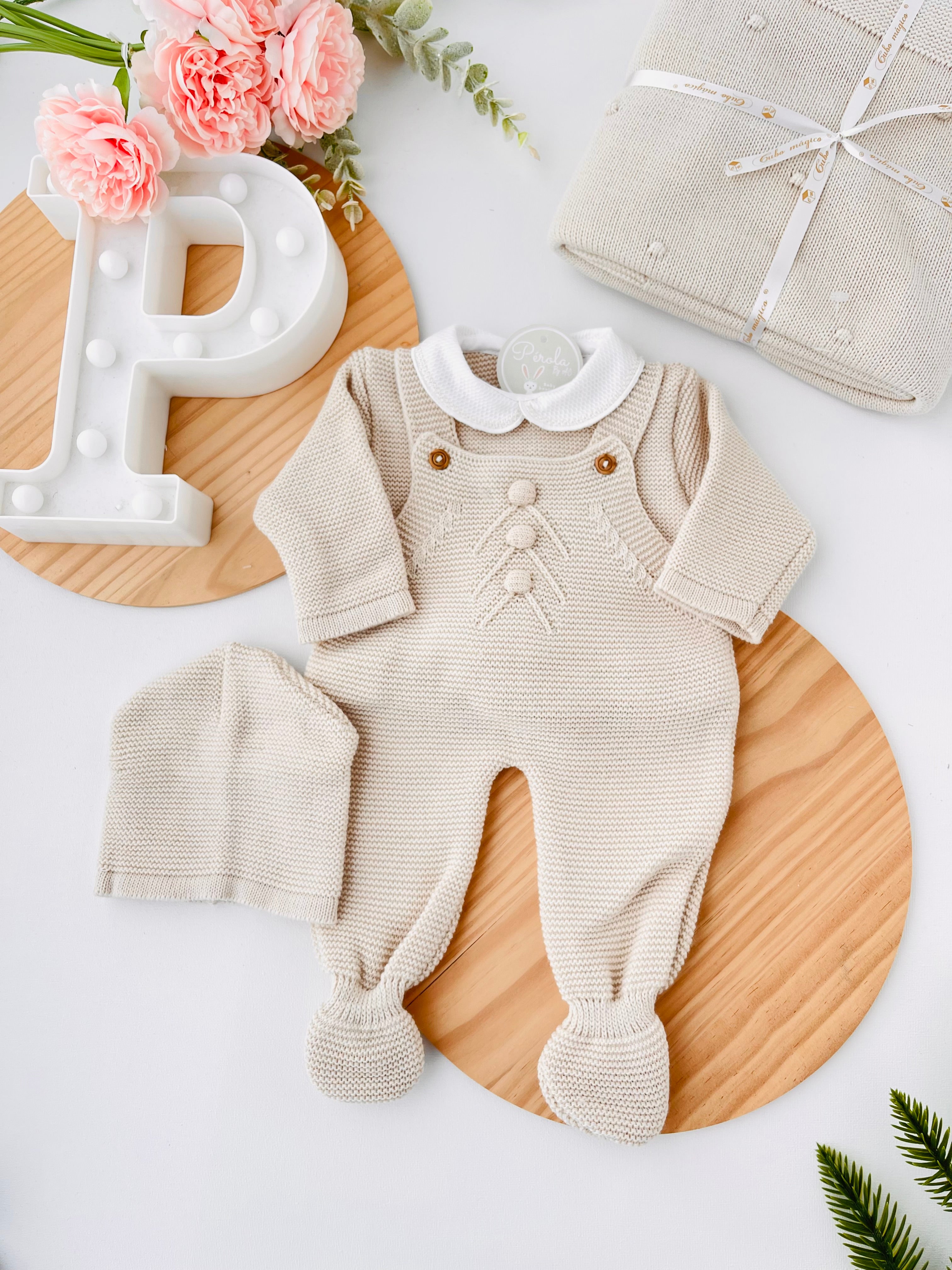 Saída de maternidade bolinhas: jardineiras, camisola e gorro