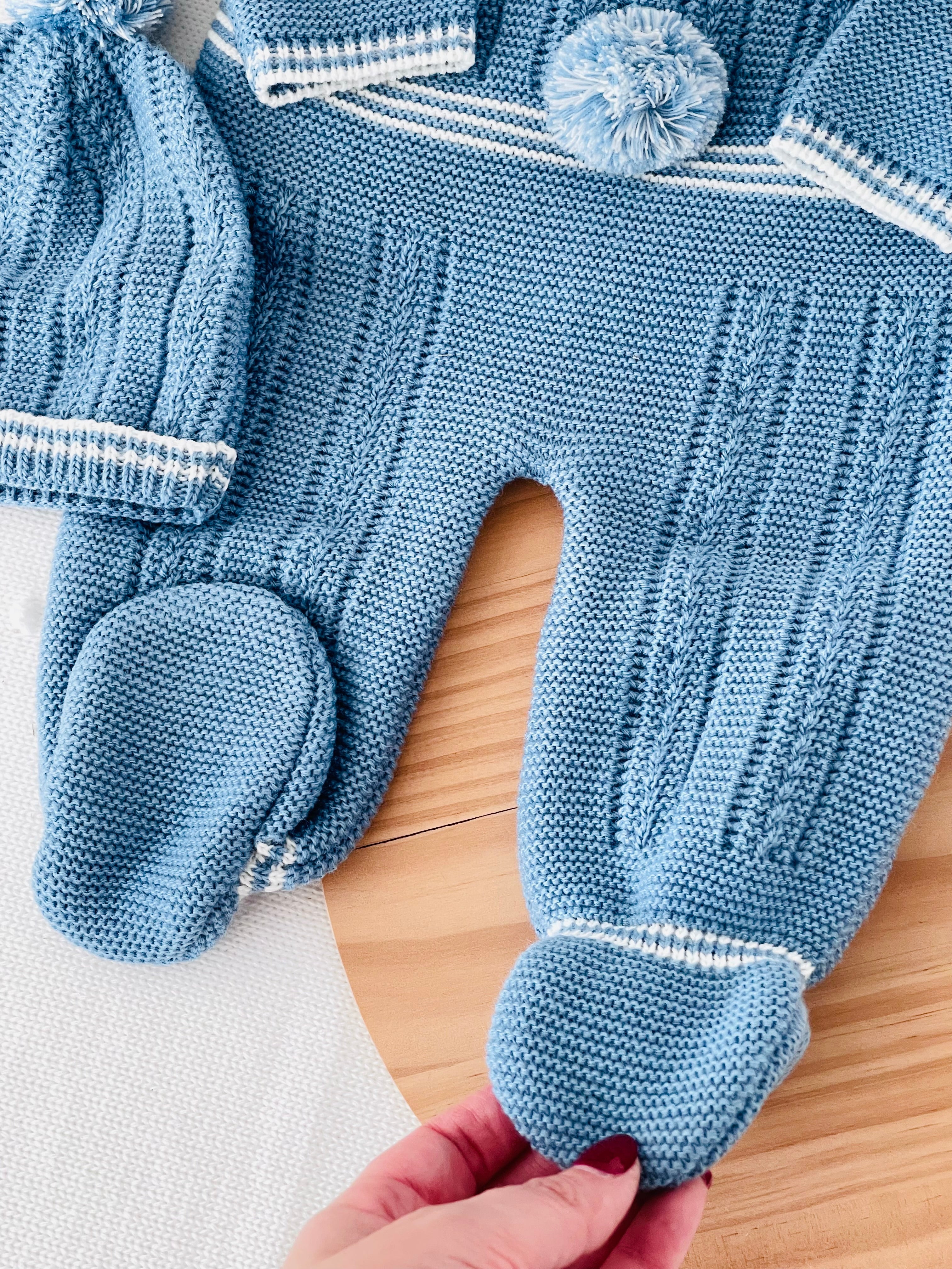 Conjunto Pompom azul cobalto : jardineiras, camisola e gorro