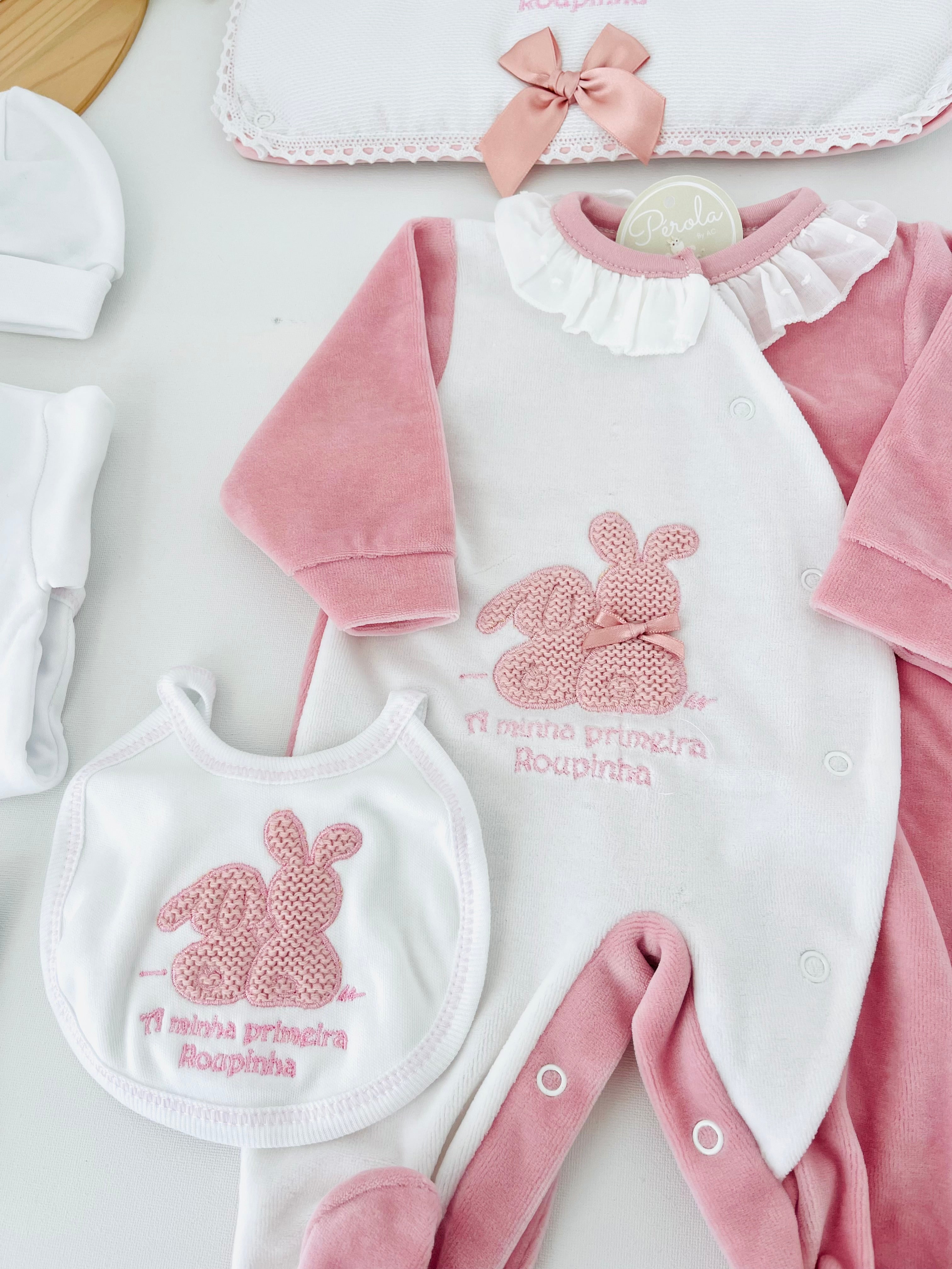 Conjunto primeira roupinha em veludo tema coelhinhos