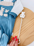 Conjunto coelhinhos: jardineiras, camisola e prende chupetas